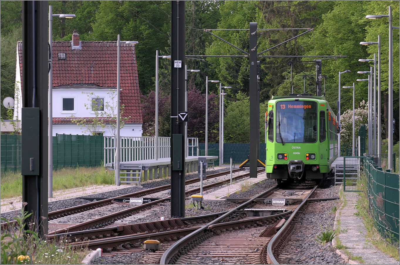 Die Wendeanlage in Hemmingen - 

... der Linie 13. Hier wenden die Bahnen nicht am Bahnsteig sondern in einer Wendeanlage. Von hier aus soll die Linie 13 weiter nach Arnum gef�hrt werden, dort am westlichen Ortsrand entlang der Beethovenstra�e bis zur Bockstra�e.

03.05.2026 (M)