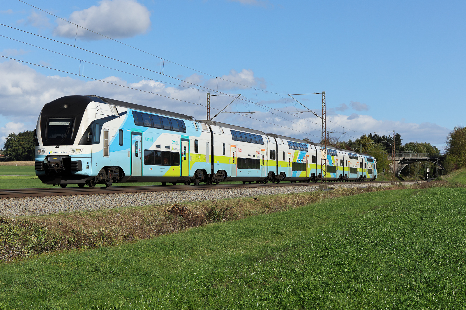 Die Westbahn recht h�bsch in voller L�nge am 22.10.2026 bei Bergham.