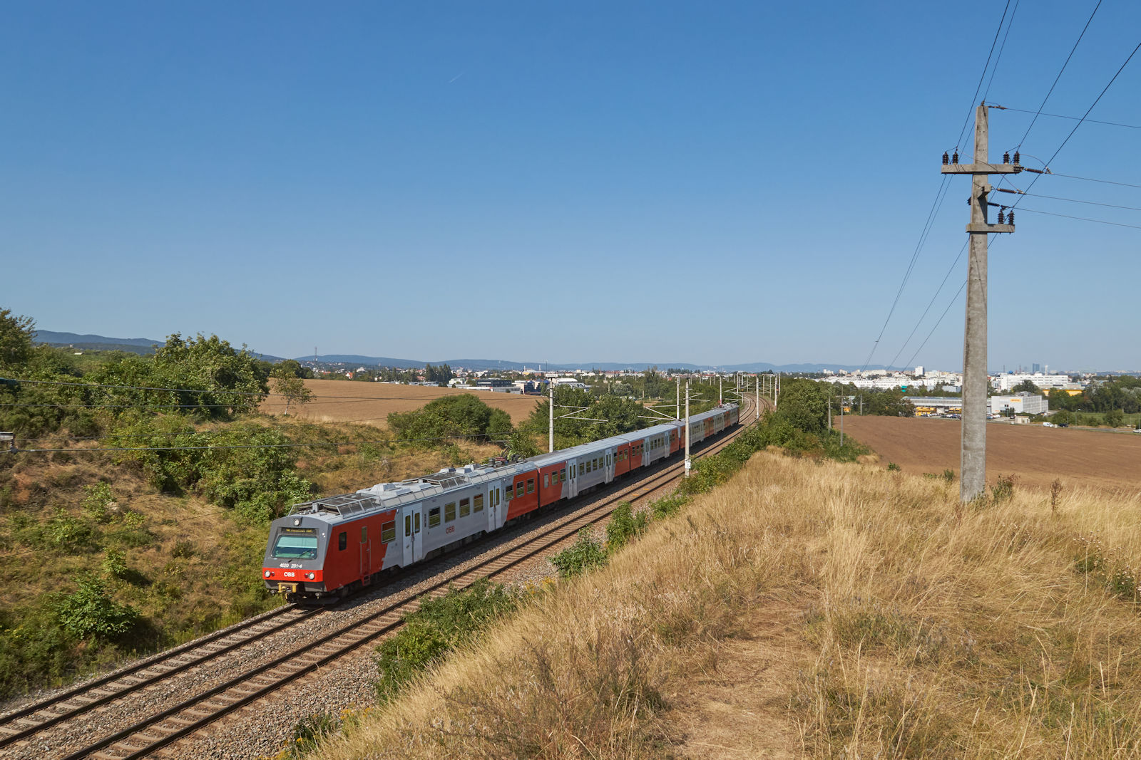 Die Wiener S3 gehört zu den letzten Linien auf den Züge der Rh 4020 noch planmäßig eingesetzt werden. Am 08.09.2023 war 4020 281 mit einem weiteren 4020 auf dem Weg von Hollabrunn über Wien nach Wiener Neustadt und befand sich südlich von Mödling.