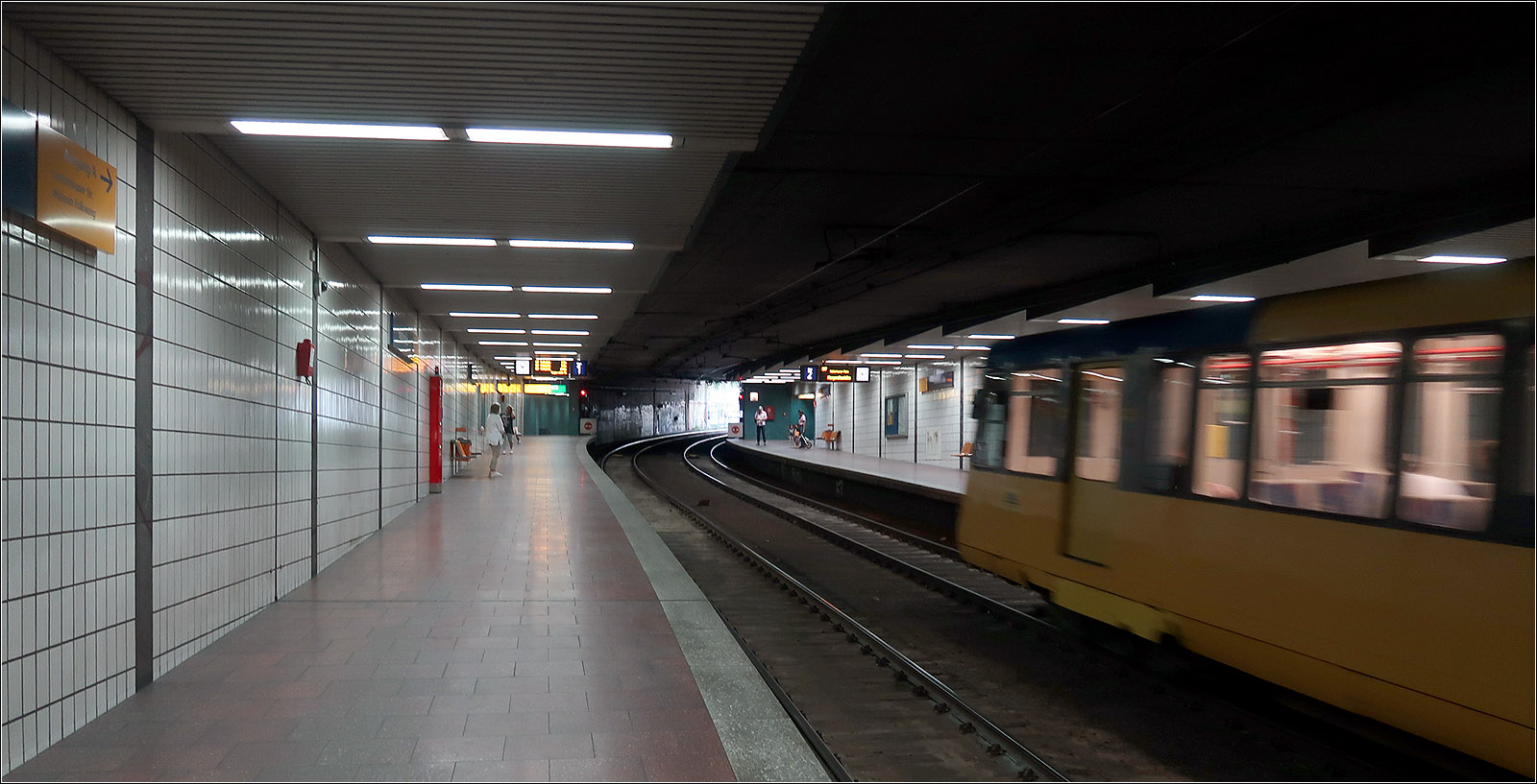 Die wohl steilste U-Station in Deutschland - 

Die Haltestelle Planckstraße an der U17 in Essen hat eine deutliche Steigung. Im Anschluss folgt auch die Rampe zur Oberfläche. Wohl wurde der Rohbau schon erstellt, als in Essen noch an einer U-Straßenbahn geplant wurde, also noch bevor die Idee der Stadtbahn Rhein-Ruhr zur Grundlage der Planungen wurde. Eröffnet wurde dieser Tunnelabzweig im Jahr 1981 zusammen mit der umgespurten Strecke zur Margarethenhöhe, die mit Stadtbahnwagen im sogenannten Stadtbahn-Vorlauf betrieben wird, als für den Betrieb mit Stadtbahnwagen umgebauten Straßenbahnstrecken.
Im Gegensatz dazu wurde bei der Stadtbahn Rhein-Ruhr vom Straßenbahnvorlauf gesprochen, wenn fertige Stadtbahnanlagen wie Tunnelstrecken zunächst noch mit Straßenbahnen betrieben wurden.

23.08.2023 (M)