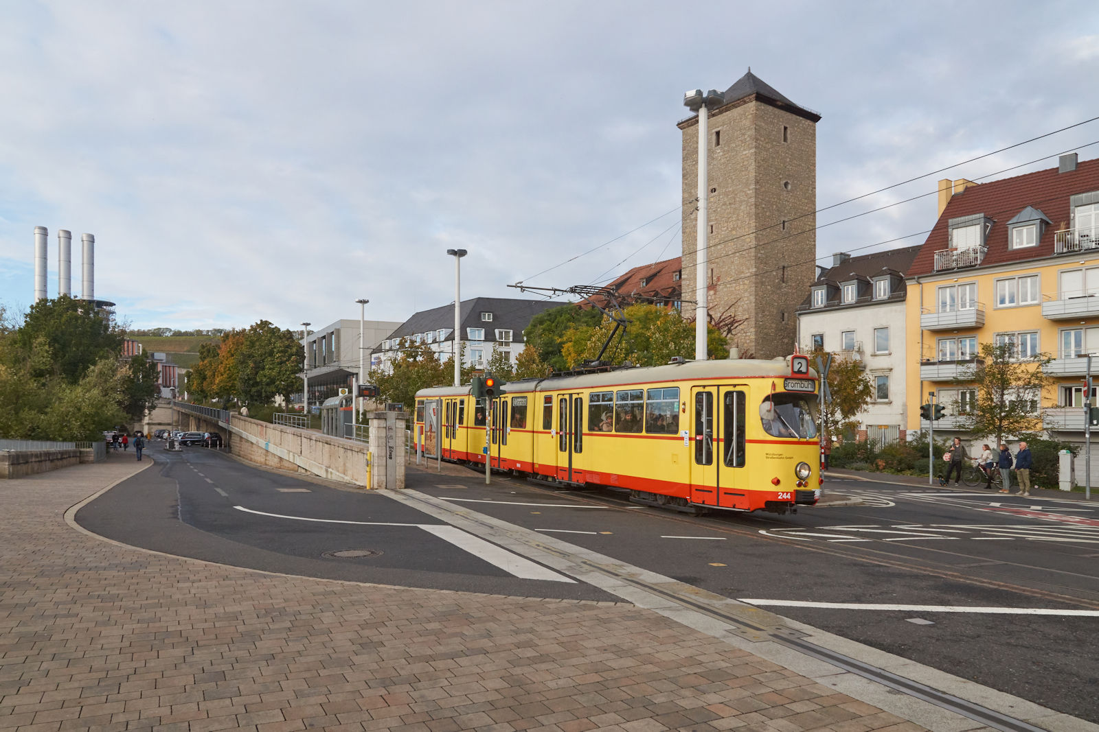 Die Würzburger GTW-8D kommen im Jahr 2023, außer auf der Strecke nach Heuchelhof und Rottenbauer, auf allen Linien zum Einsatz. Am 20.10.2023 hatte Wagen 244 als Linie 2 nach Grombühl gerade die Haltestelle Congress-Centrum verlassen. Hier beginnt der historische Stadtkern, dessen nordwestliche Grenze der Schneidturm bildet. 