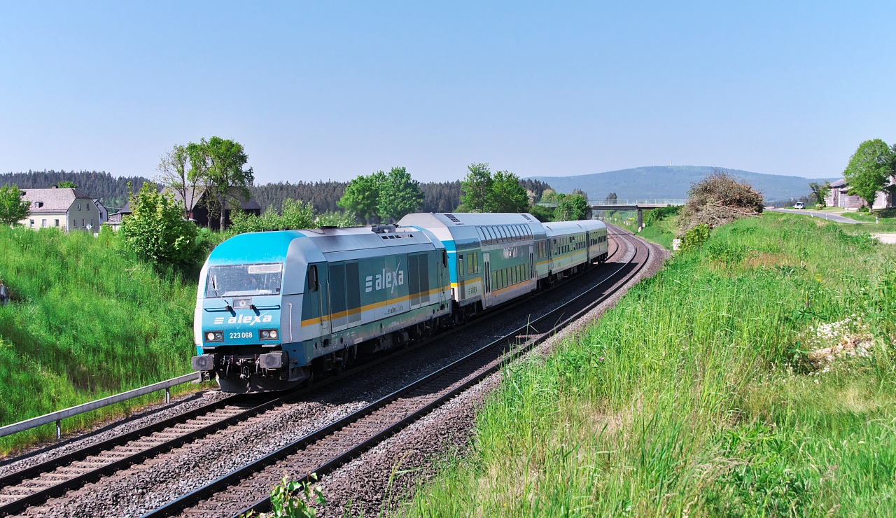 Die Zeit des ALEX in Oberfranken geht langsam vorbei.
Ab Dezember 2024 soll DB Regio den Verkehr übernehmen.
223 068 ist mit dem ALEX Hof - München im Fichtelgebirge unterwegs, hier bei Neudes einem Ortsteil von Marktleuthen.
25.05.2023 Bahnstrecke 5050 Weiden - Oberkotzau