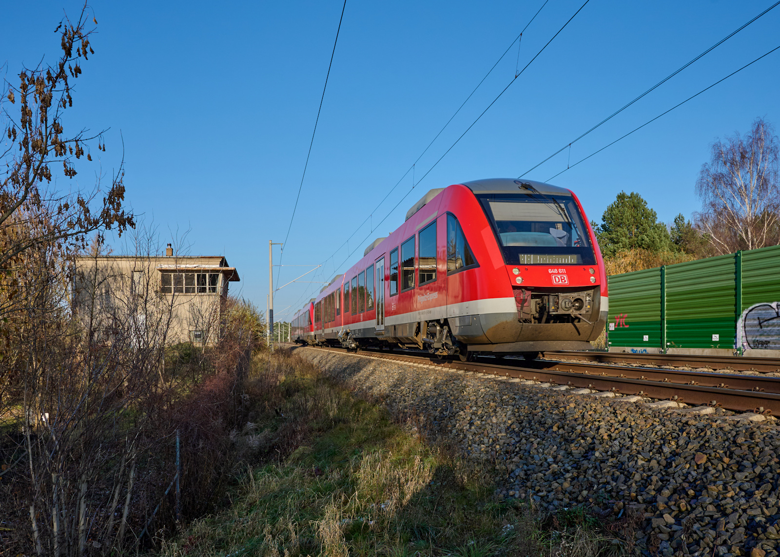 Die Züge des Brandenburger RE 6 wurden zwischen August 2025 und April 2026 zeitweise über Oranienburg umgeleitet. Am 22.11.2025 war 648 111 in Richtung Berlin unterwegs. Am ehemaligen Abzweig Fichtengrund spiegelt sich das alte Stellwerk in den Fahrzeugfenstern.