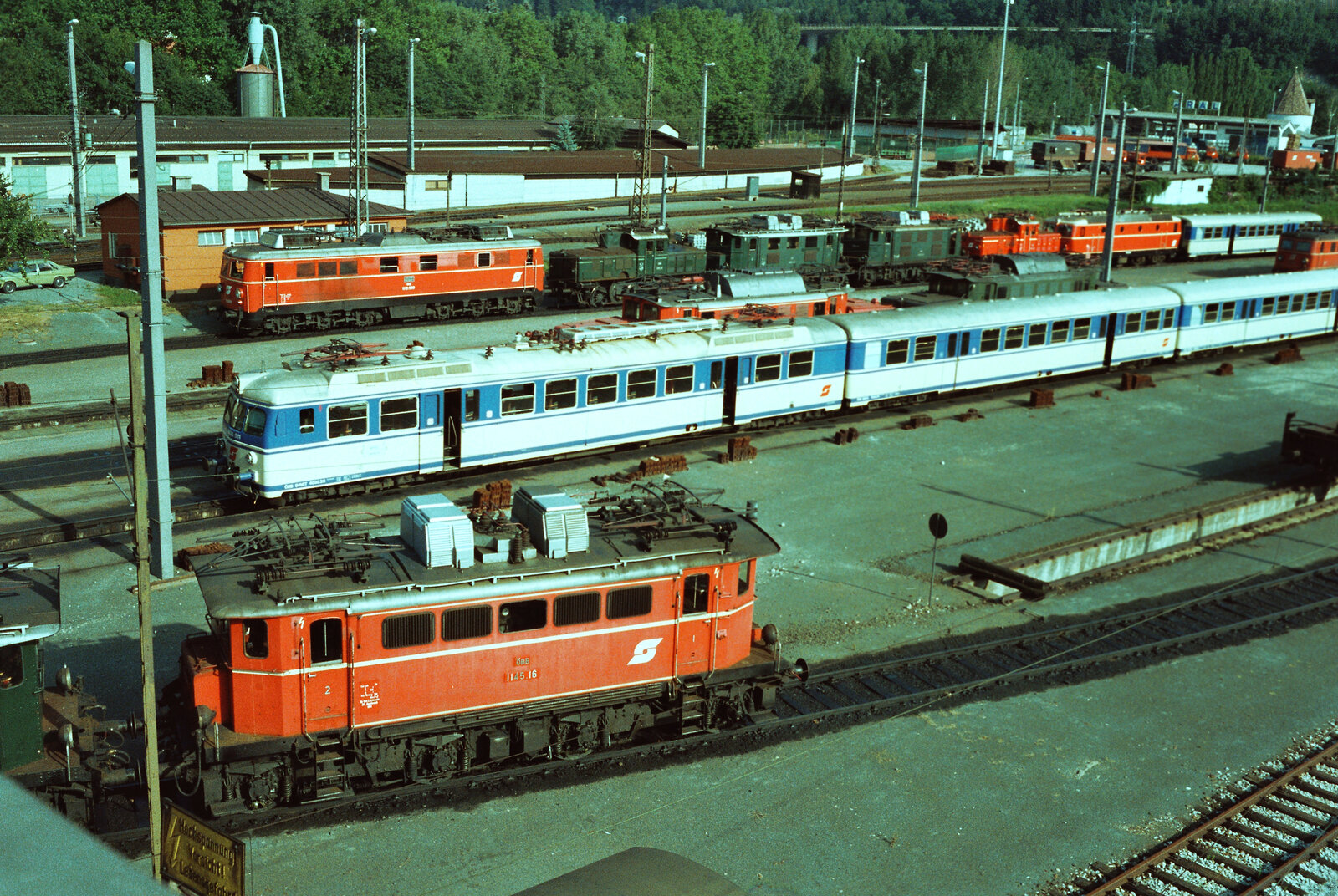 Die Zugförderung von Innsbruck hatte 1983 eine reiche Auswahl an Wagentypen vorzuweisen (natürlich speziell für Eisenbahnfans!), so auch vorn eine E-Lok der ÖBB-Baureihe 1145 und dahinter ein Nahverkehrsschnelltriebzug der ÖBB-Baureihe 4030 (4030.311).  