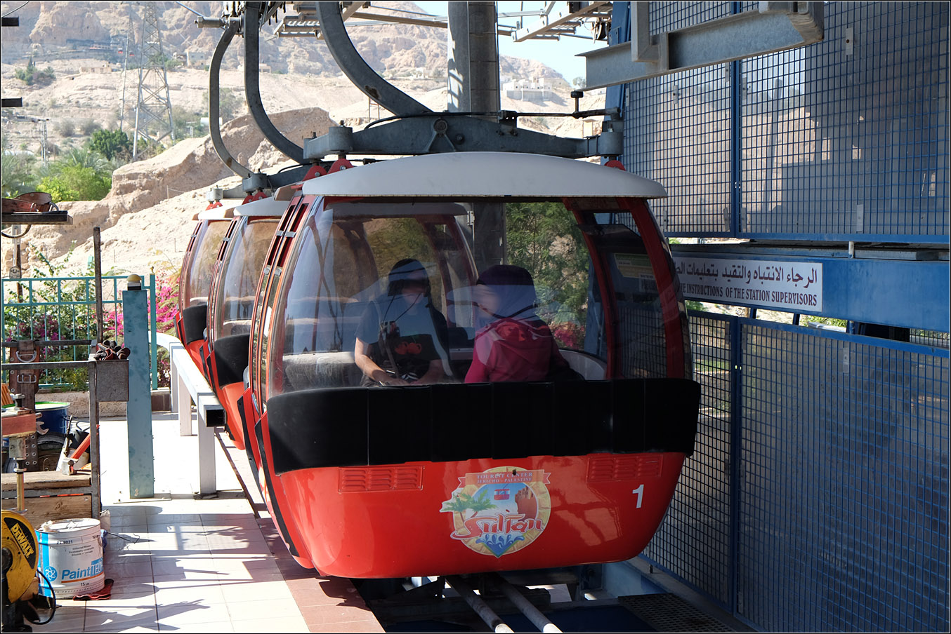 Die zweittiefste Talstation der Welt - 

Drei Gondeln 230 Meter unter dem Meeresspiegel an der Talstation der Jericho-Seilbahn, die hinauf zum Berg der Versuchung führt. Tiefer liegt nur noch die Talstation der Masada-Seilbahn.

Das Bild wurde von meinem Schwager Jochen aufgenommen und er einverstanden es hier zu zeigen.

21.03.2014