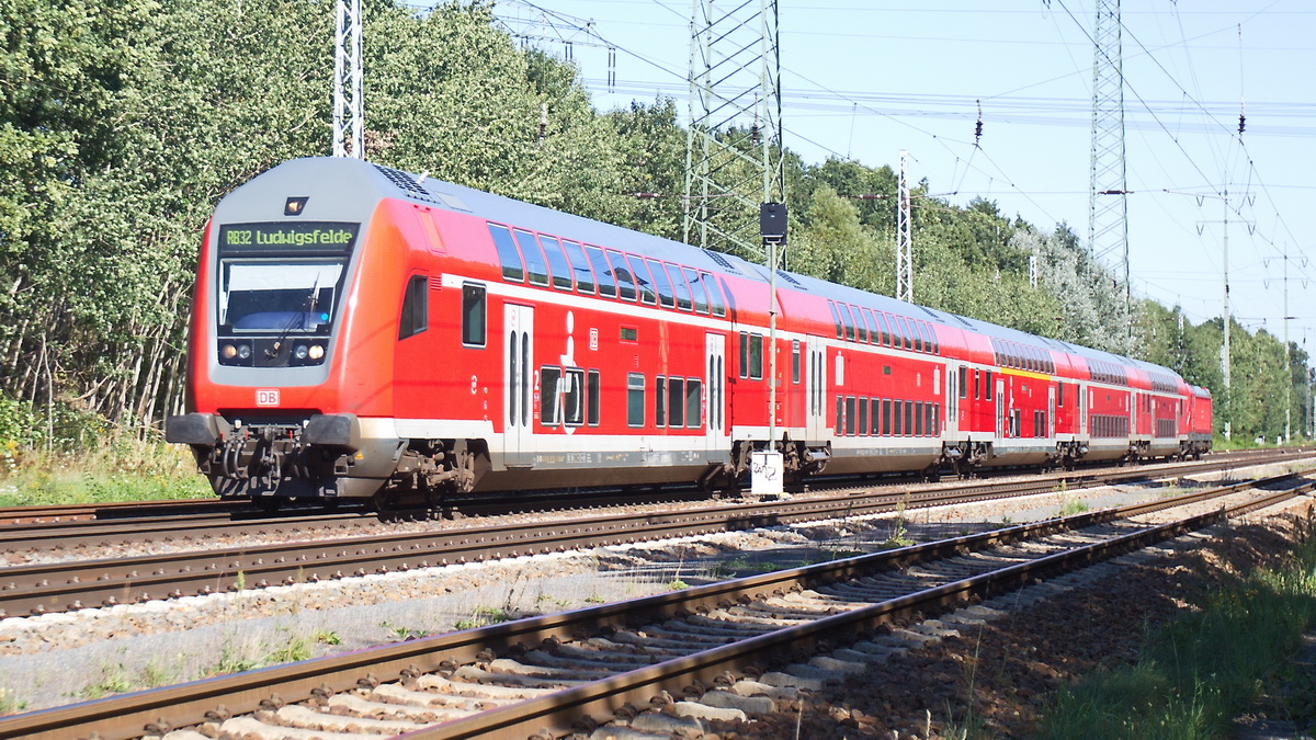 Diedersdorf am 04. September 2023 auf dem südlichen Berliner Ring fährt RB 32 nach Ludwigsfelde mit Schublok 147 008.