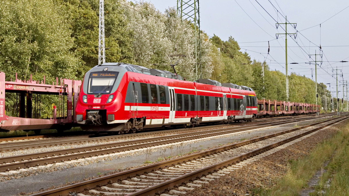 Diedersdorf am 11. Oktober 2023 auf dem südlichen Berliner Ring fährt 442 636.