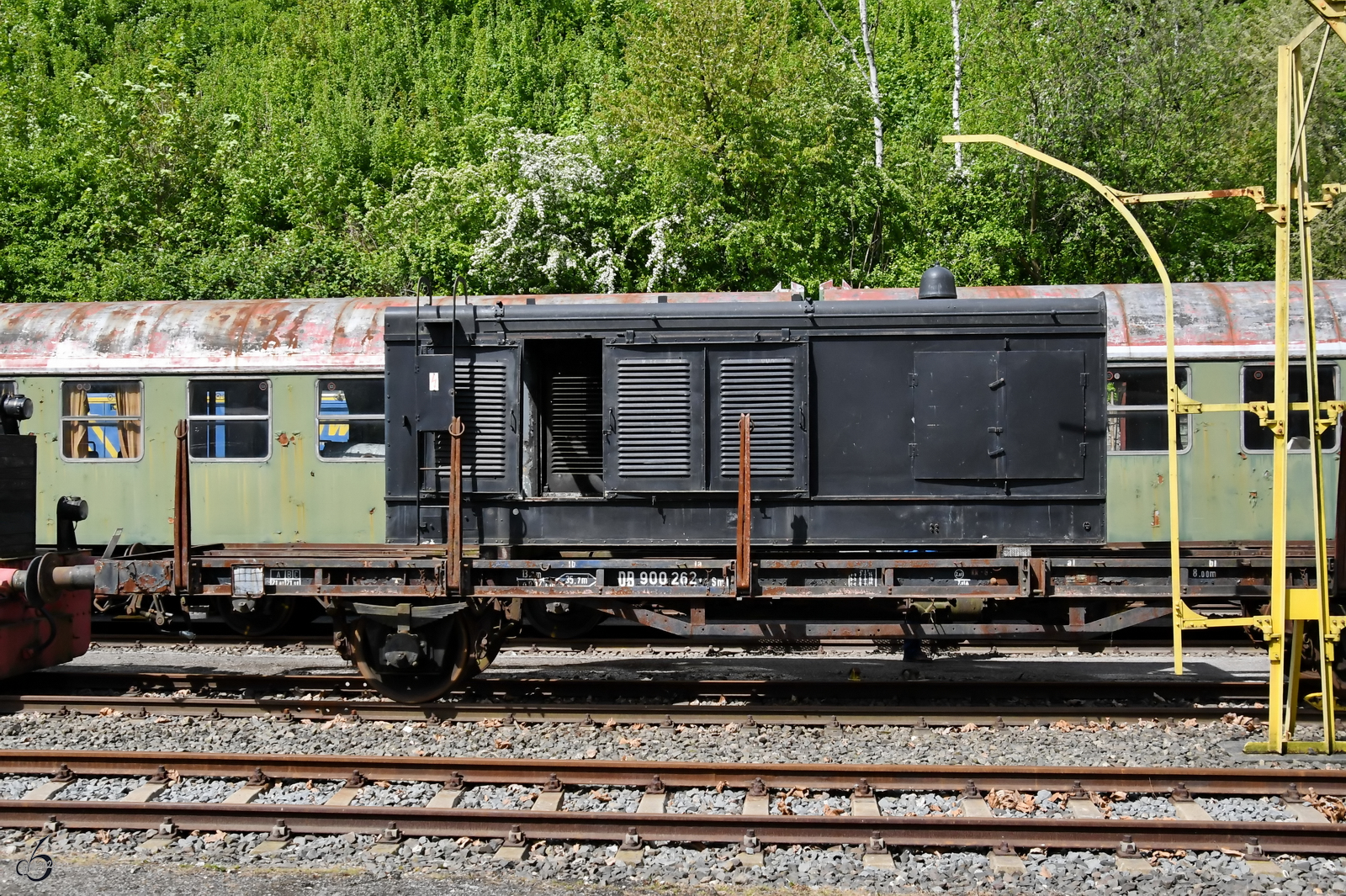 Diese auf einem Flachwagen (Sml, 900 262) gestellte Motorhaube stammt vermutlich von der 1939 gebauten Diesellokomotive V36 231. (Eisenbahnmuseum Bochum, April 2024)