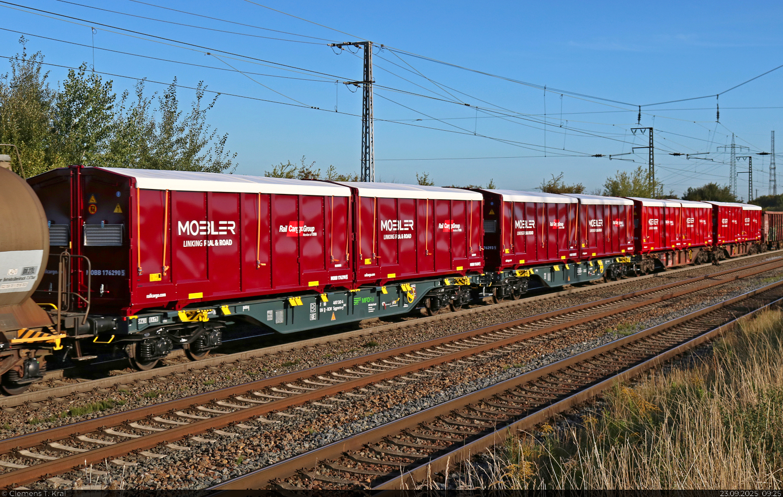 Diese beiden Gelenk-Containertragwagen mit der Bezeichnung  Sggmrrs-y<sup>M43</sup>  sind eingereiht in einem gemischten G�terzug mit 152 018-8 (Siemens ES64F) in Gro�korbetha Richtung Wei�enfels.
Sie wurden beladen mit Beh�ltern der MOBILER, ein Transportsystem der zur �BB geh�renden Rail Cargo Group.
Der vordere Wagen tr�gt die Nummer 37 80 4657 262-4 D-RCW.

🧰 MFD Rail GmbH
🕓 23.9.2025 | 9:25 Uhr