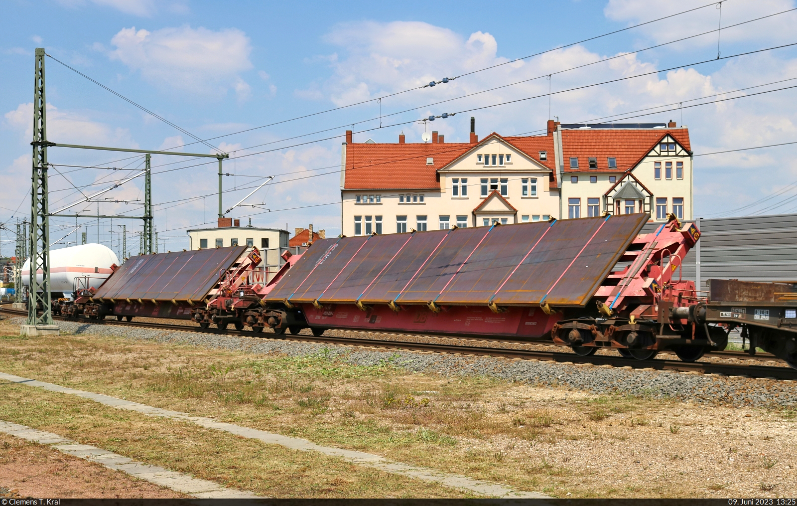 Diese beiden vierachsigen Flachwagen mit der Bezeichnung  Slps-u <sup>725</sup>  (31 80 4726 098-5 D-DB | 31 80 4726 006-8 D-DB) sind als Schräglader ausgeführt und können damit Großbleche transportieren. Sie waren in einem gemischten Gz mit 193 384-5 (Siemens Vectron) eingereiht und passieren soeben den Bahnsteig 12/13 von Halle(Saale)Hbf in südlicher Richtung.

🧰 DB Cargo
🕓 9.6.2023 | 13:25 Uhr