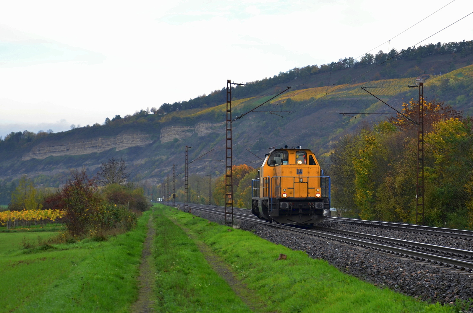 Diese Diesellok der Baureihe 214 von Leonhard Weiß fährt als LZ in Richtung Würzburg. Grüße noch an den TF!
Thüngersheim am 01.11.2022