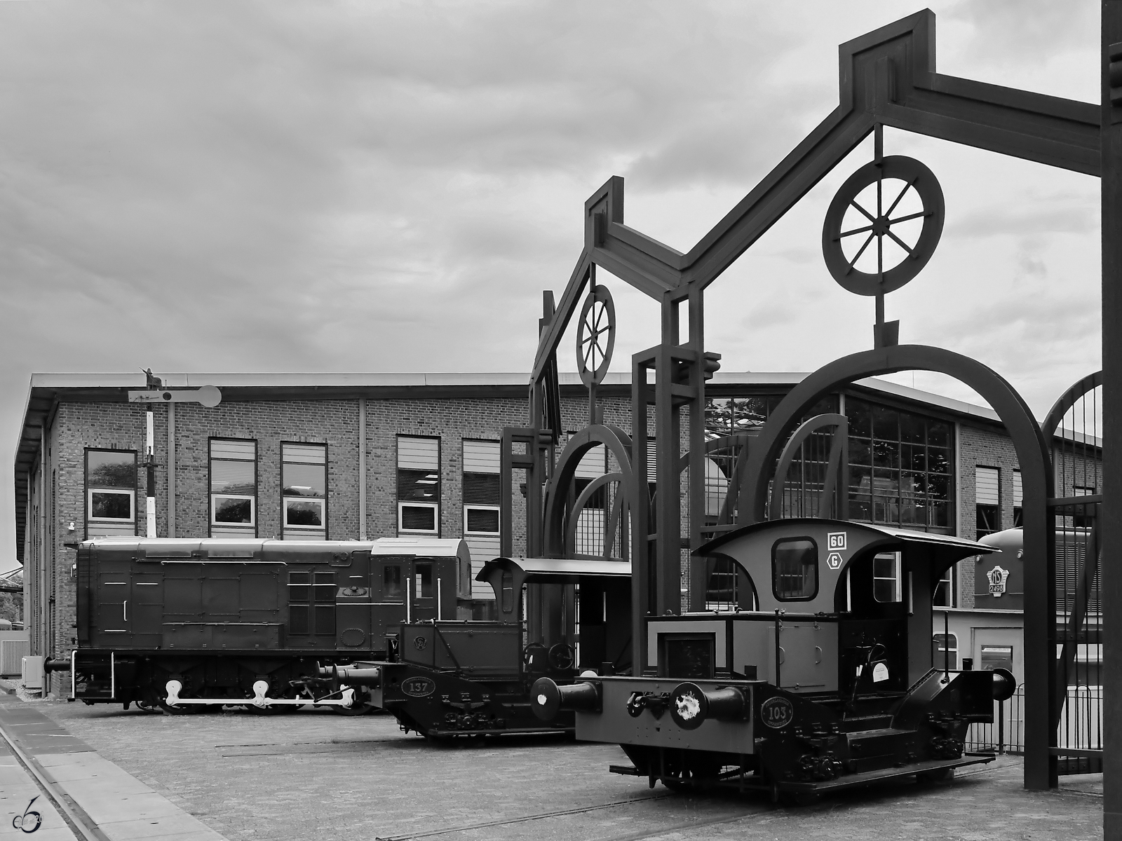 Diese drei Diesellokomotiven haben es sich vor der Drehscheibe des Eisenbahnmuseums in Utrecht  gem�tlich gemacht . Rechts im Vordergrund die 1929 bei BMAG in Berlin hergestellte Rangierlokomotive 103, dahinter die 137, gebaut 1932 bei Werkspoor in Amsterdam und im Hintergrund die 508, eine 1944 in Gro�britannien bei LMS in Derby gebaute Dieselelektrische L
Lokomotive. (Spoorwegmuseum Utrecht, September 2026)w