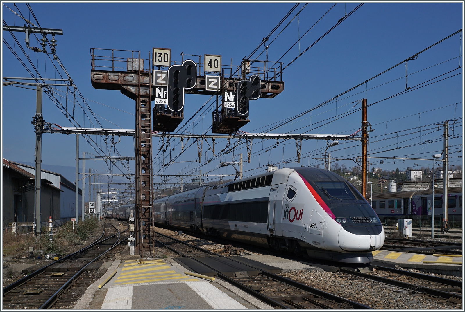 Diese kleine SNCF Bildserie wäre unvollständig, würde nicht auch ein SNCF TGV zu sehen sein! Die Wahl fiel auf den SNCF TGV Duplex mit dem Triebkopf 803 der unter der Frankreich typischen massiven Signalbrücke den Bahnhof von Chambéry-Challes-les-Eaux erreicht.

22. Marz 2022
