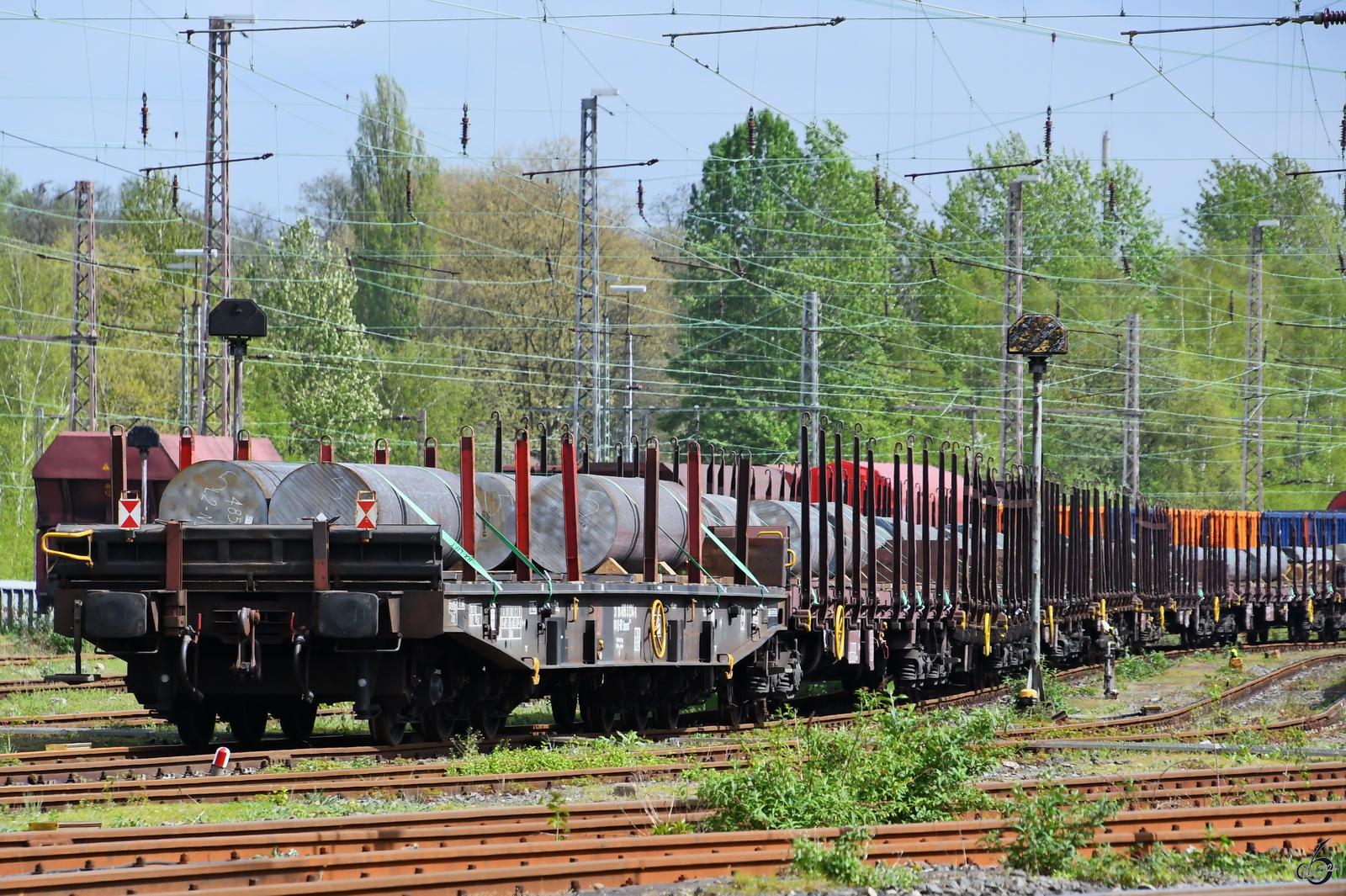 Diese mit Stahl beladene Flachwagen waren Anfang April 2024 in Bochum-Langendreer zu sehen.