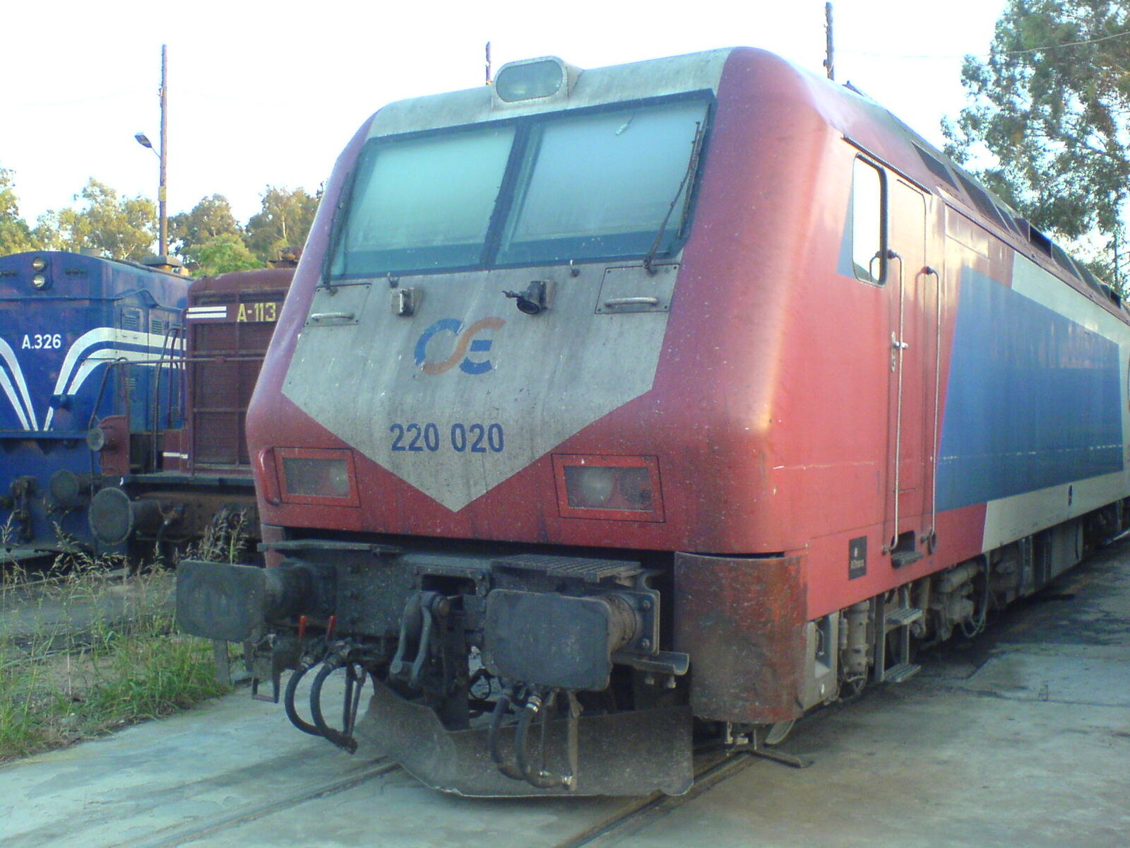 Diesel-elektrische Lok der Baureihe A220 (ADtranz) der OSE (Griechische Staatsbahn) in Agios Ioannis Rentis Depot, 17.06.2012. Diese Loks hat von OSE in 1997 von ADtranz in Deutschland gekauft worden und haben einen Motor des Typs DE2000 gleich mit den dieseltriebzügen der Baureihe AEG-LEW A520. Sie könnten mit Stromabnehmern elektrisch werden, aber OSE hat es nicht getan, wie in FS und PKP.
