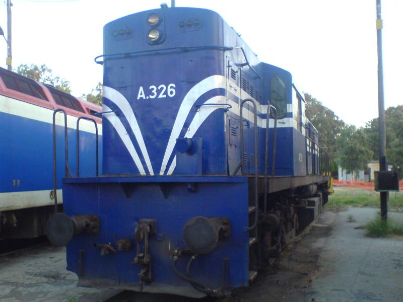 Diesel-elektrische Lok der Baureihe A326 (ALCO) der OSE (Griechische Staatsbahn) in Agios Ioannis Rentis Depot, 17.06.2012. Diese Loks mit Achsfolge Co-Co hat von ex- SEK (Sidirodromoi Ellinikou Kratous) in 1966 gekauft worden und sie war sehr stark, aber nicht als die MLW. Jetzt sie sind von OSE umgebaut worden. Sie hatten die Bezeichnung: 321-327.