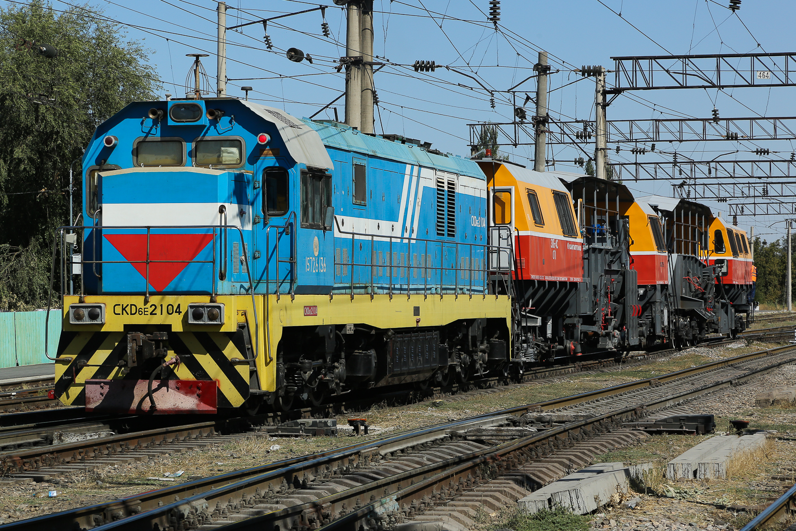 Diesel Rangierlok CKD 6E 2104 mit einer Stopfmaschine im Bahnhof von Taraz in Kasachstan. Dort haben die Leute noch niemals jemand gesehen der Trainsoptting als Hobby hat. Die Menschen waren überaus interessiert was ich da mache und sehr freundlich zu mir. Am letzten Tag gäbe es dann noch ein Gespräch mit der Polizei und dem Chef des Bahnhofs was aber auch gut ausging. Ich möchte hiermit allen Menschen von Taraz herzlich danken, welche am Ende verständnisvoll unser Hobby akzeptieren. 