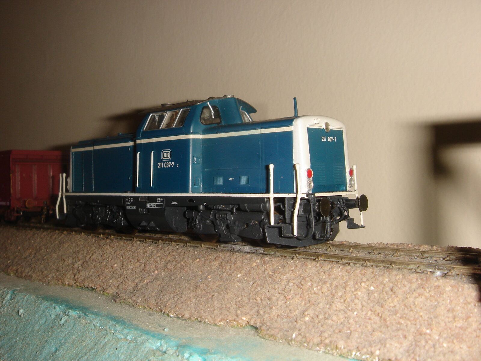 Dieselhydraulische Lokomotiv, des Bauarts V211 037-7 der DB (Das Vorbild ist von MaK in Deutschland hergestellt worden) aus Messingfeinguß, LEMACO HO in meinem selbstgebautem PROTO: 87 - Modul. Ich habe in Juni 2022 die Räder nach dem PROTO:87-Norm geändert, 18.10.2022. Die Lok lauft, wie eine Schweizerische Uhr.