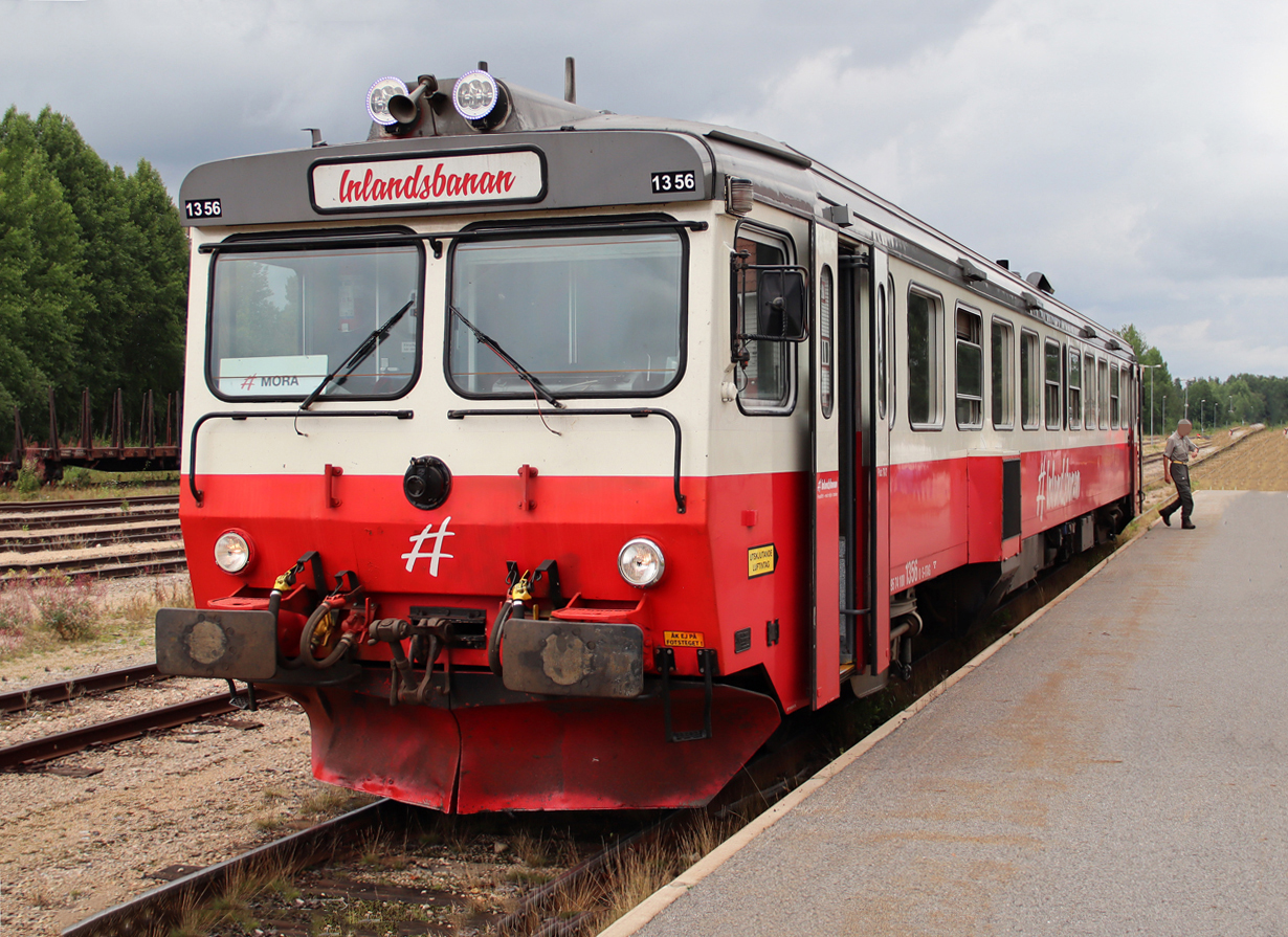 Dieseltriebwagen 1356 der Inlandsbanan auf der Fahrt von Oestersund nach Mora im Bahnhof Sveg. Sveg, 8.8.2024