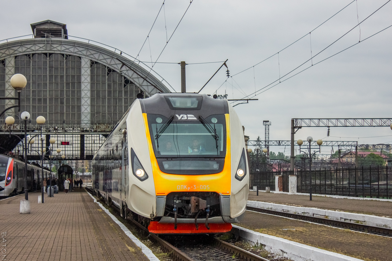 Dieselzug DPKr3-005 mit einem Regionalverkehr von Rava-Ruska nach Kolomyia fährt ab von Lviv Hauptbahnhof / Lviv, Ukraine / 10.05.2025