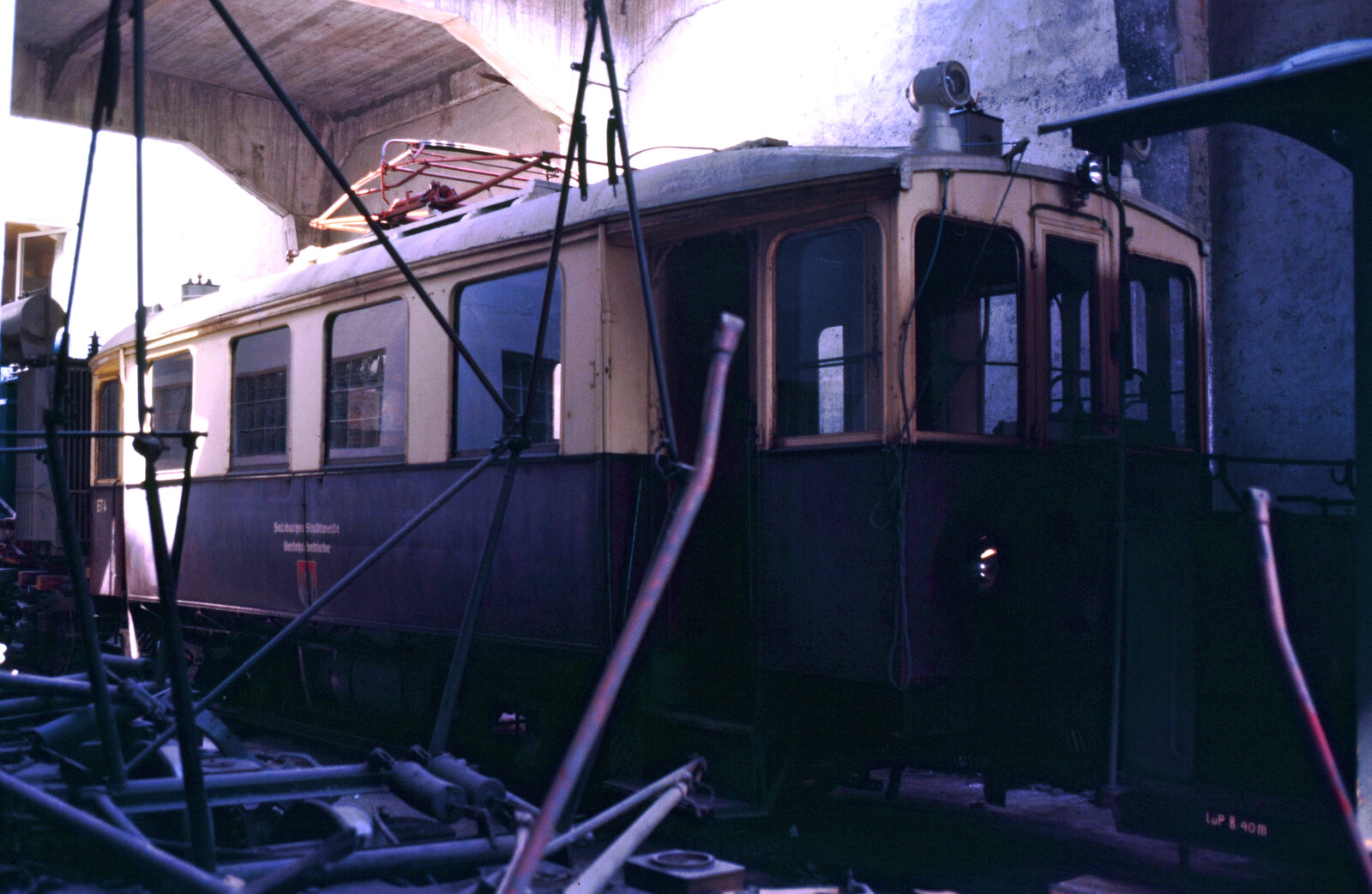 Diesen ET entdeckte ich in der Wagenremise der Salzburger Lokalbahn. ET 4   Salzburger Stadtwerke  war darauf zu lesen. 
03.08.1984  