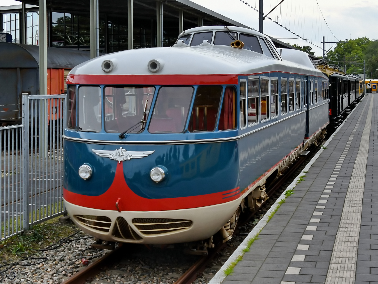 Dieser 1954 als Einzelst�ck bei Allan in Rotterdam gebaute Dieseltriebwagen 20 wurde auch als  Das Kamel  bezeichnet. Das Fahrzeug diente als Inspektionsfahrzeug f�r F�hrungskr�fte der Nederlandse Spoorwegen zur �berwachung von Bauarbeiten an Bahnstrecken und erm�glichte gleichzeitig Besprechungen in den beiden im Triebwagen eingerichteten Konferenzr�umen. (Eisenbahnmuseum Utrecht, September 2026)