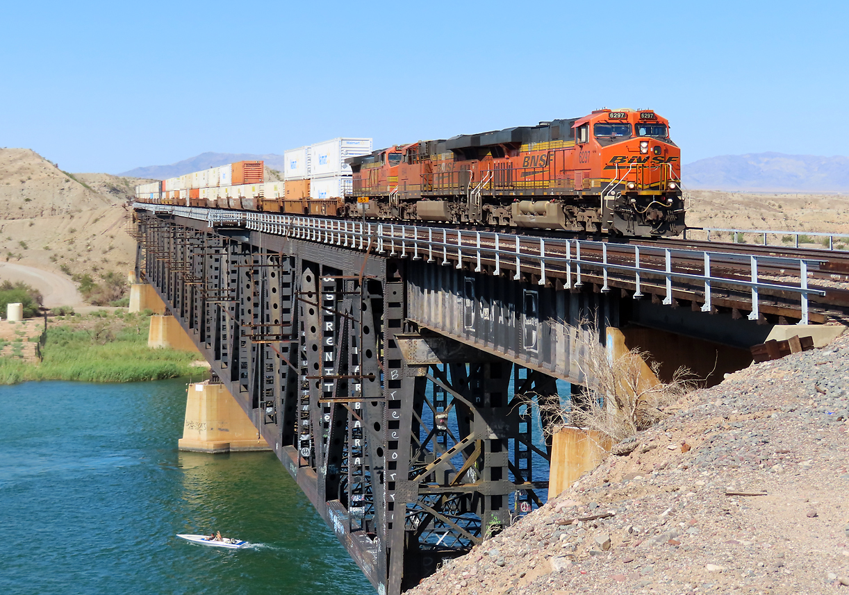 Dieser Containerzug hat vor einigen Minuten Needles, CA, verlassen und fährt nun über den Colorado River (Grenze Kalifornien/Arizona) Richtung Osten. Topock, AZ, 30.9.2022