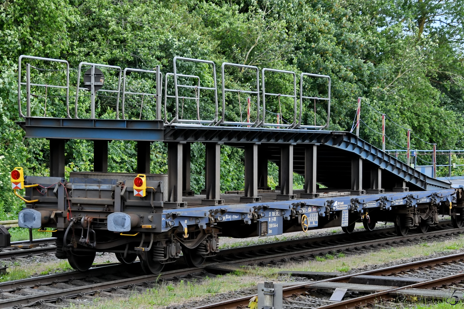 Dieser Flachwagen mit Auffahrrampe der Gattung Rens (37 80 3988 044-8) war Anfang Juni 2024 in Niebüll zu sehen.