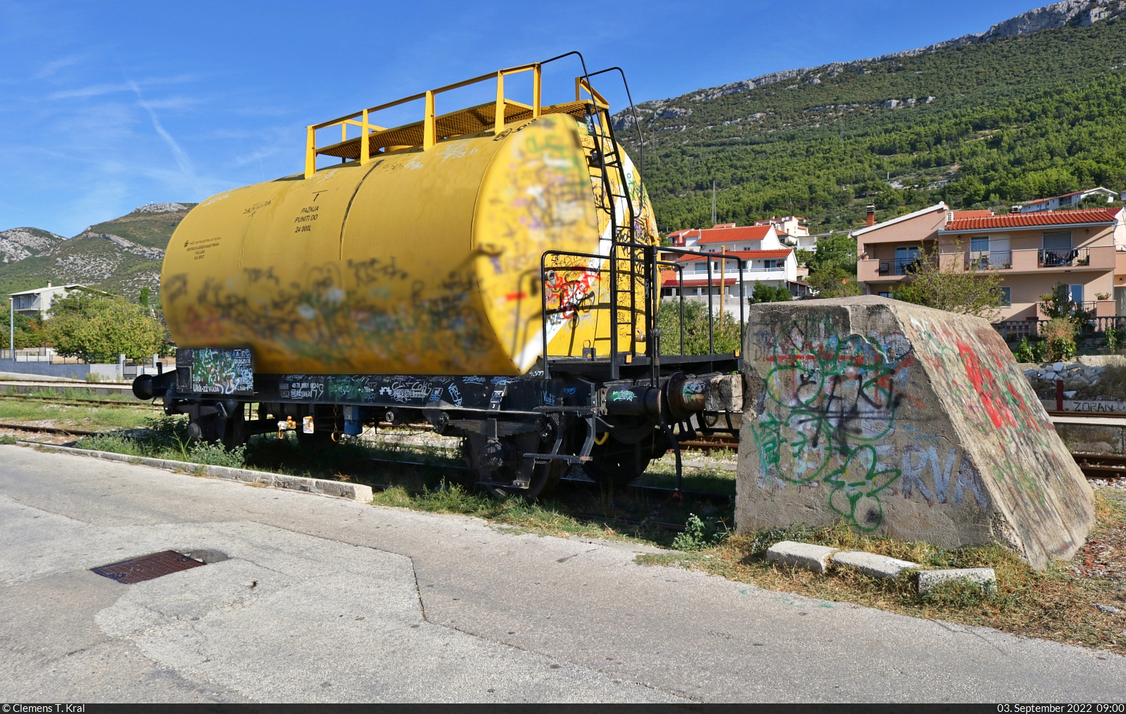 Dieser nicht mehr genau identifizierbare Kesselwagen trägt die Bezeichnung  Ukk-zž  (40 78 9061 xx2). Er ist mit Löschwasser (Kroatisch: voda) gefüllt und steht im Bahnhof Kaštel Stari (HR).

🧰 HŽ Infrastruktura d.o.o.
🕓 3.9.2022 | 9:00 Uhr

(Selbstfreischaltung wegen Graffiti. Danke an die Admins.)