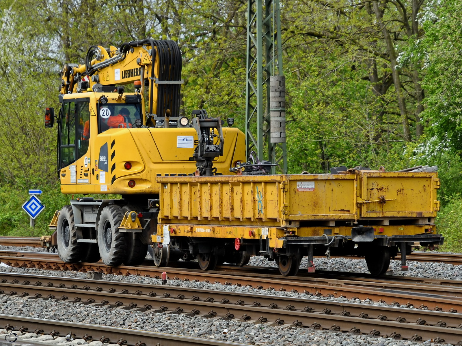 Dieser Schwerlastkleinwagen (99 80 9780 036-6) wurde von einem Zweiwegebagger LIEBHERR 922 Rail gezogen. (Bochum, April 2024)