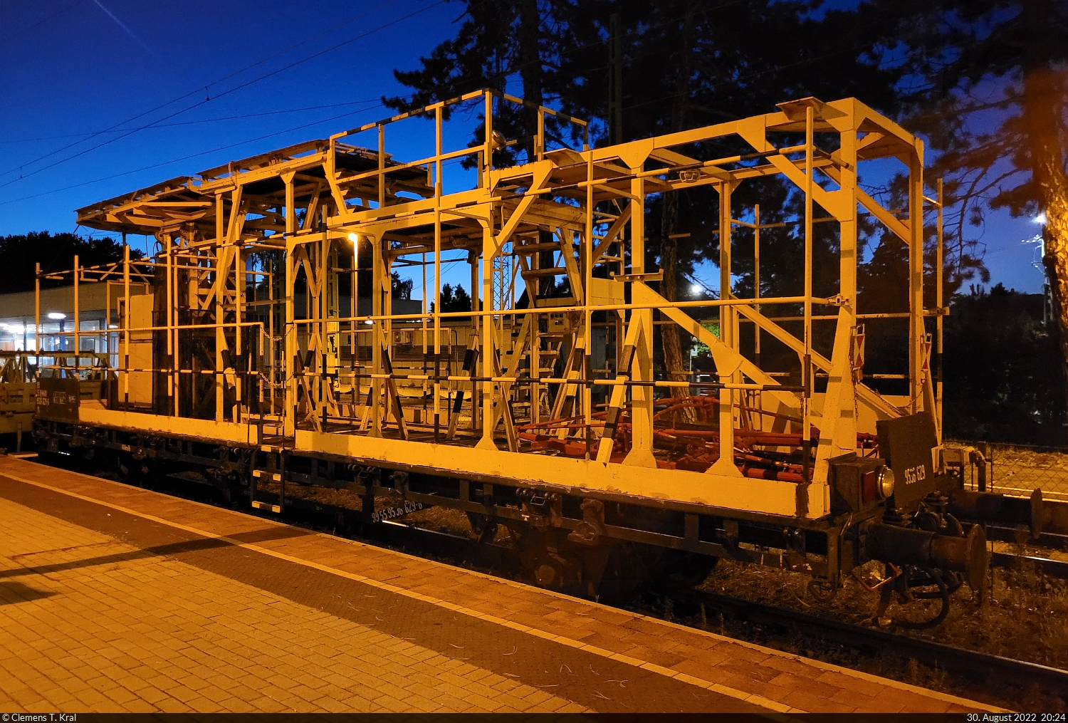 Dieser zweiachsige Bauwagen mit Geländer trägt die Bezeichnung  Yf  (99 55 9536 629-6 H-MÁV) und ist an letzter Stelle einer Überführungsfahrt mit 618 019-7 (NOHAB M61 019) eingereiht, die im Bahnhof Balatonfenyves (HU) eine Pause einlegt.

🧰 MÁV
🕓 30.8.2022 | 20:24 Uhr