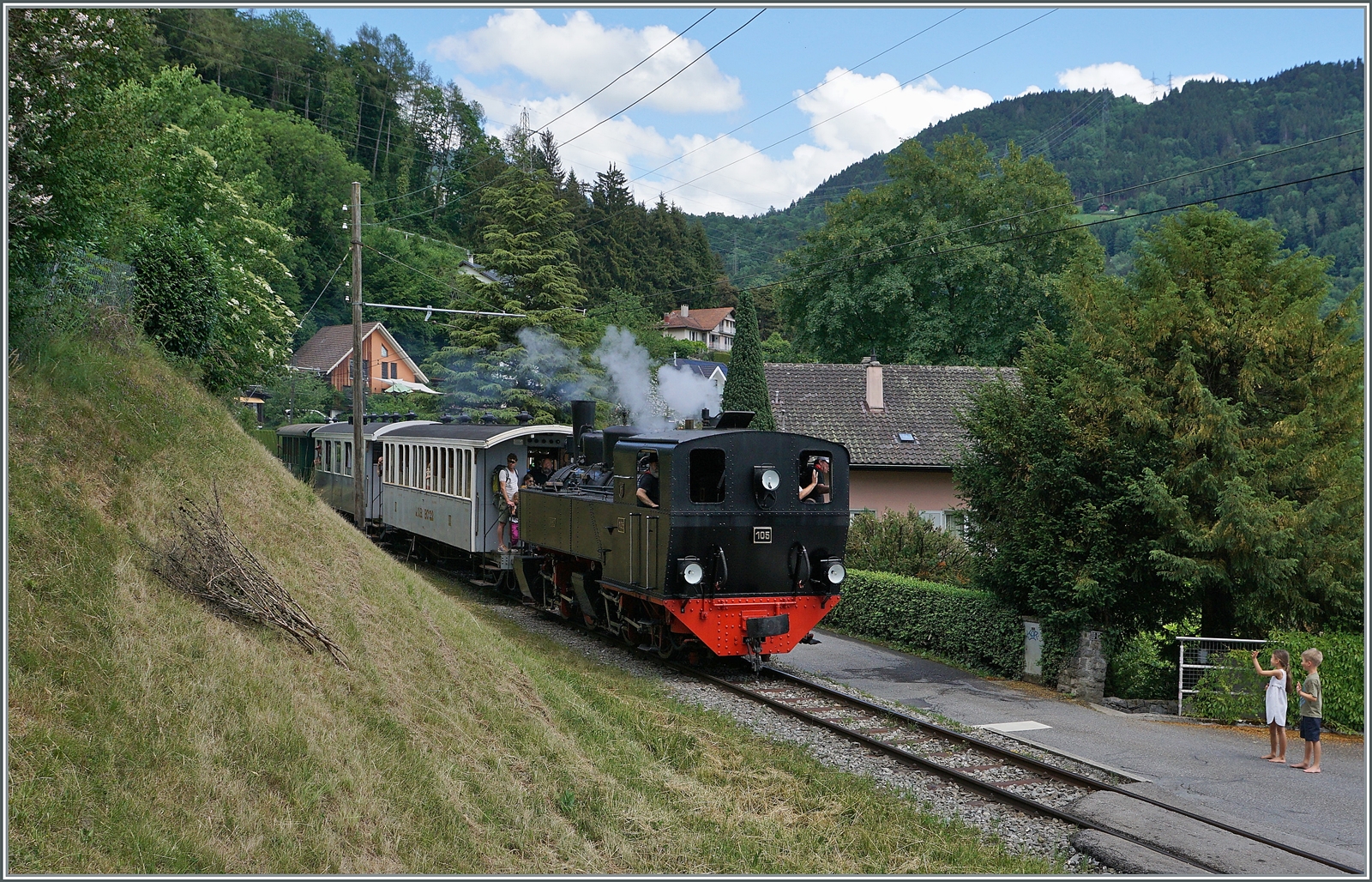Dieses Bild lebt von den Menschen. Entspannte Passagiere, die Lokmannschaft und besonders die winkenden Kinder. Mit der Hoffnung, dank Bildbearbeitungsprogram  Gesetze  und Optik in Einklang gebracht zu haben, wage ich dieses Bild zu zeigen.

Die G 2x 2/2 105 ist kurz vor Blonay schon fast am Ziel ihrer Fahrt.

5. Juni 2022