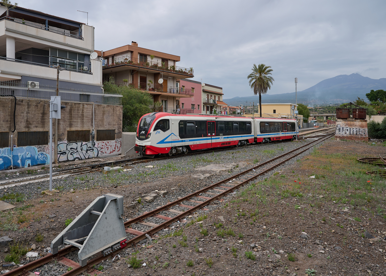 Dieses Bild wird bald nicht mehr möglich sein. Paternò wird zukünftig der Endbahnhof der Ferrovia Circumetnea sein, da die Strecke von Catania auf Metrobetrieb umgestellt wird. 
Am 07.05.2024 verließ DMU 002 als Zug 20 den Bahnhof Paternò in Richtung Catania.