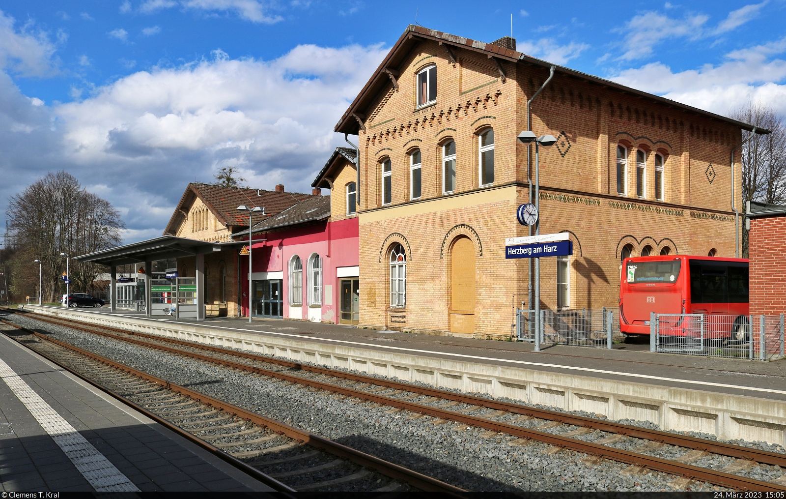 Dieses Gebäude empfangt die Reisenden, die im Bahnhof Herzberg(Harz) aus- und umsteigen. Hier verläuft die Südharzbahn Northeim–Nordhausen (KBS 357), außerdem zweigt nördlich der Bahnsteige die Westharzbahn nach Seesen (KBS 358) ab.

🕓 24.3.2023 | 15:05 Uhr