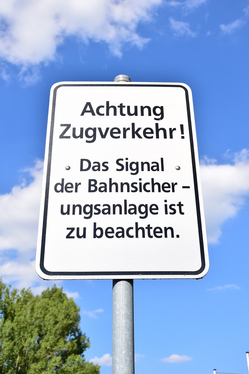 Dieses Schild konnte ich am Bahnübergang d. Wall in Dessau aufnhemen. Da es sich um einen unbeschrankten WSSB Bahnübergang handelt scheinen einige Verkehrsteilnehmer die Lichtsignale schon öfters übersehen zu haben.

Dessau 29.07.2020