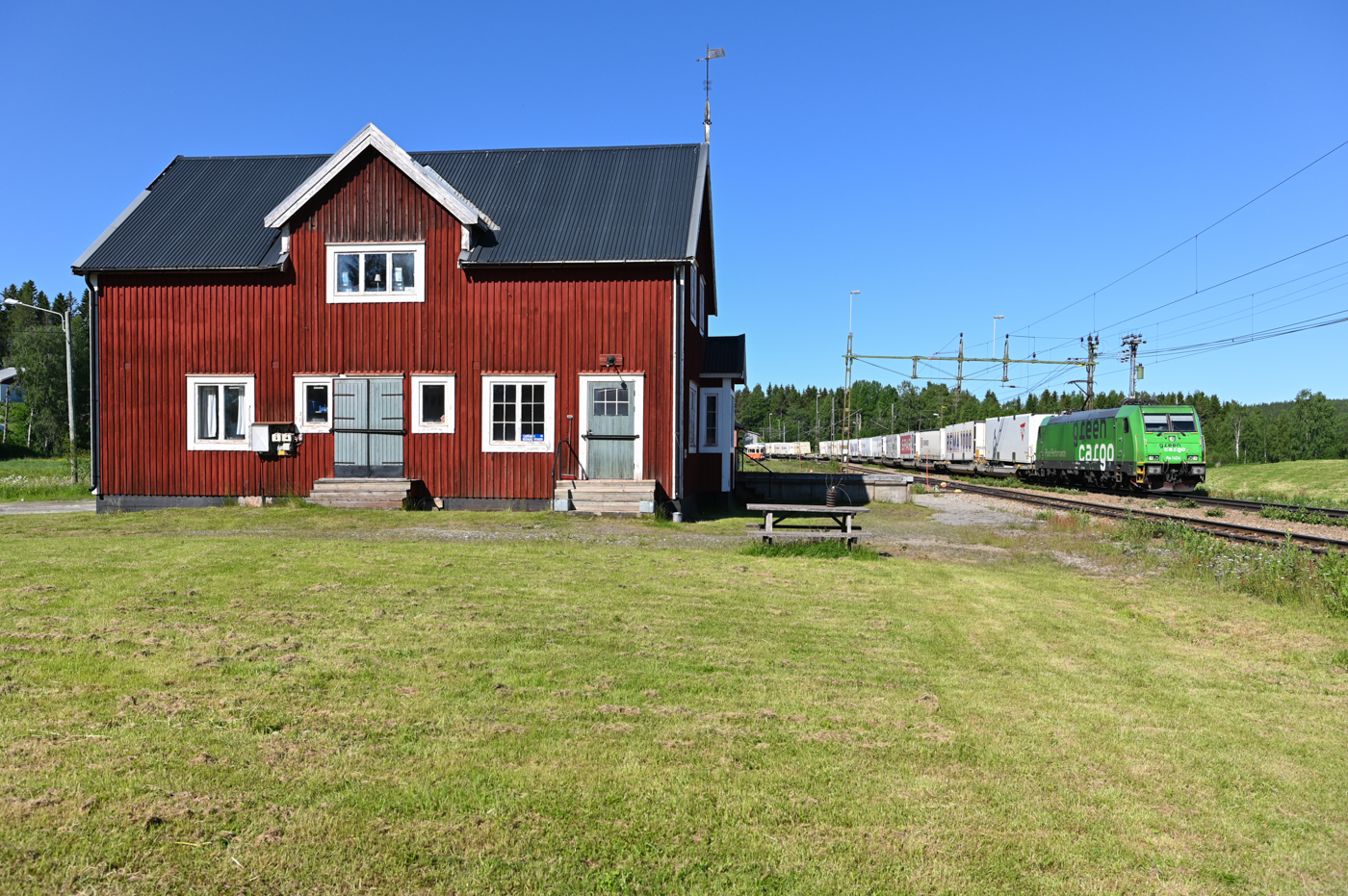 Direkt im Blockabstand zu dem vorausfahrenden Green Cargo 42596 folgt der North-Rail-Express 4034. Ebenfalls von Green Cargo gefahren und am heutigen Tag mit Re 1424 bespannt. Am 24.06.2022 durchfährt der NRE Björnsjö auf dem Weg von Oslo nach Narvik.