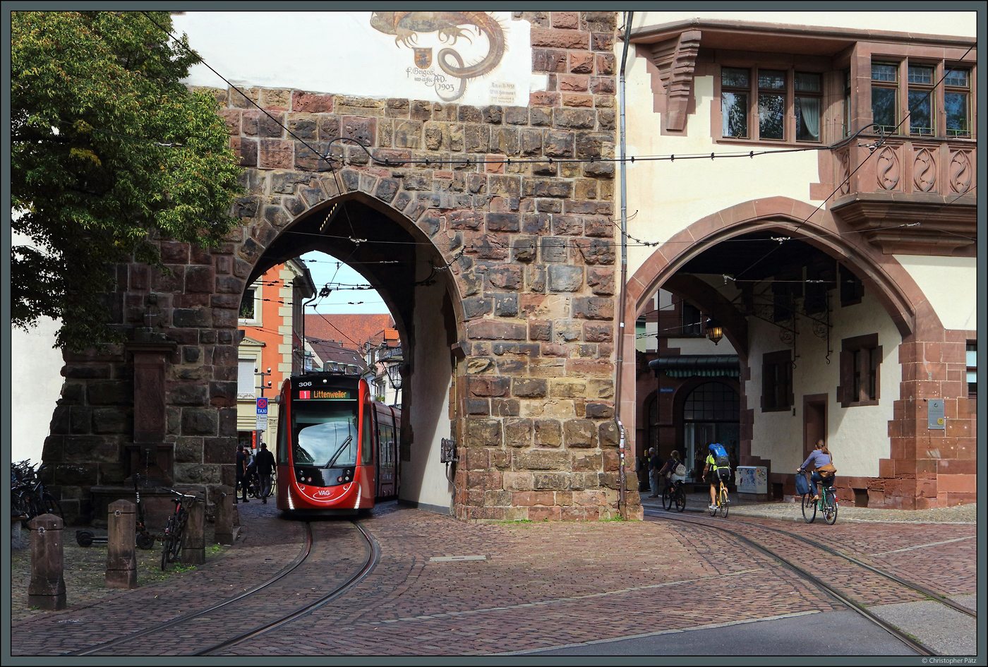 Direkt durch das Schwabentor rollt die Straßenbahnlinie 1 auf ihrem Weg durch Freiburg. Am 28.09.2023 passiert CAF Urbos 306 das Stadttor.