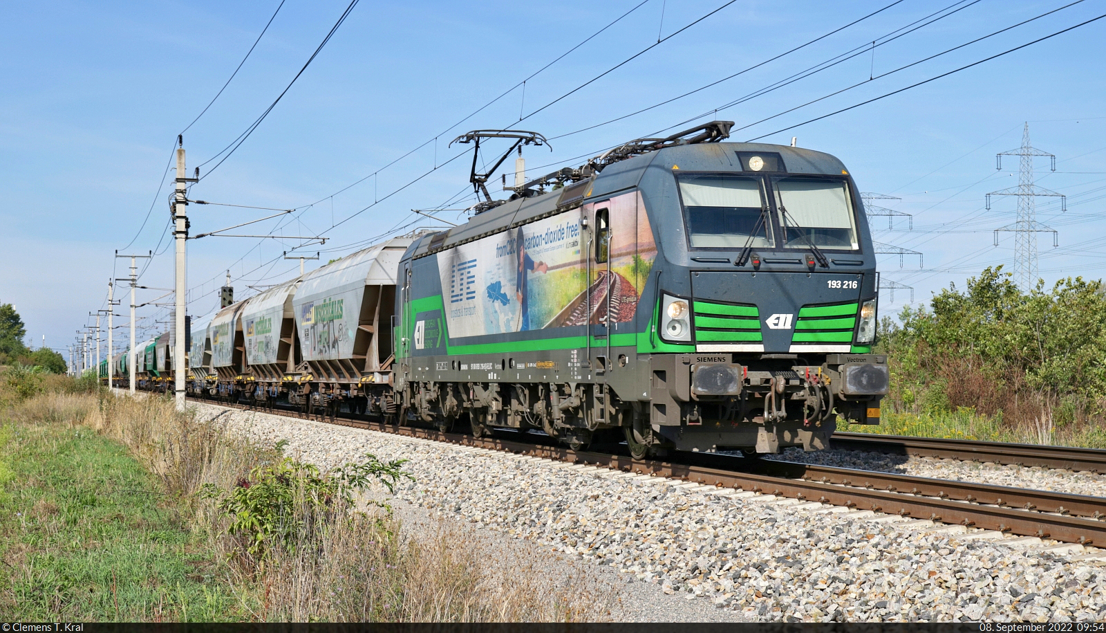 Direkt nach der Anreise in Wien Hbf (A) war noch ein kurzer Besuch in Götzendorf an der Ostbahn drin. Den Zug-Reigen eröffnete ein Getreidezug, der mit 193 216-9 (Siemens Vectron) Richtung Parndorf (A) rollt.

🧰 ELL Austria GmbH (European Locomotive Leasing), vermietet an die LTE Logistik- und Transport-GmbH (LTE)
🕓 8.9.2022 | 9:54 Uhr