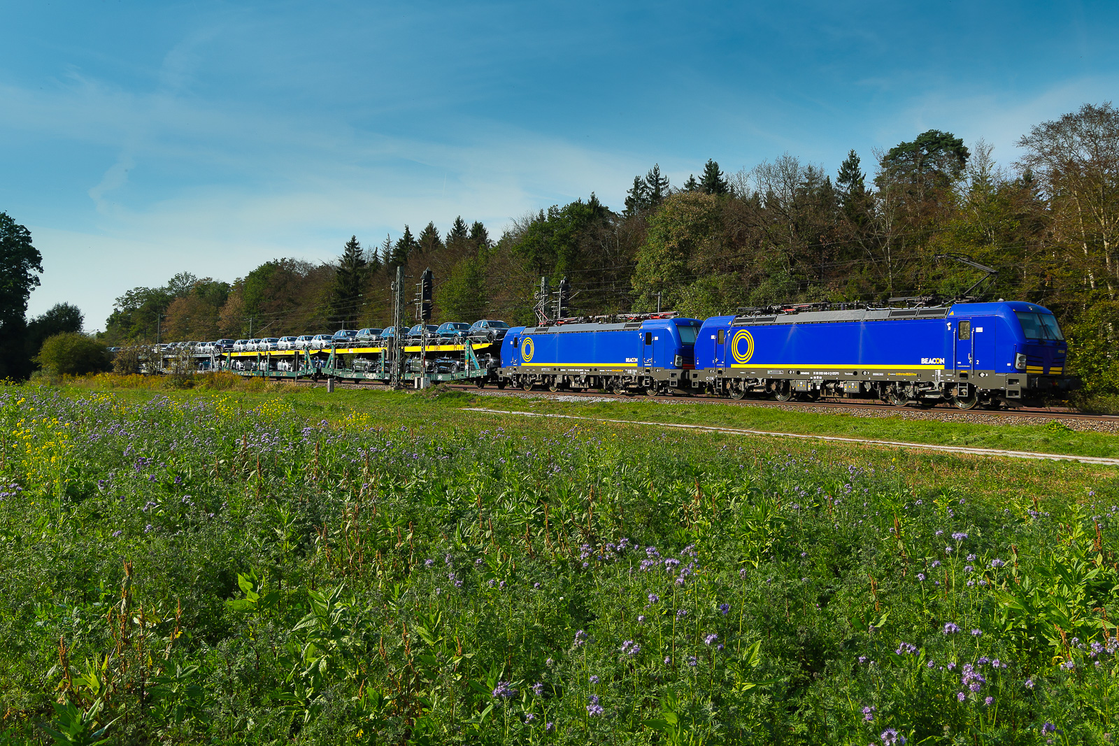 Doppel traktion zweier blauer beacon Loks am 1 Oktober 2026 bei Eglharting.