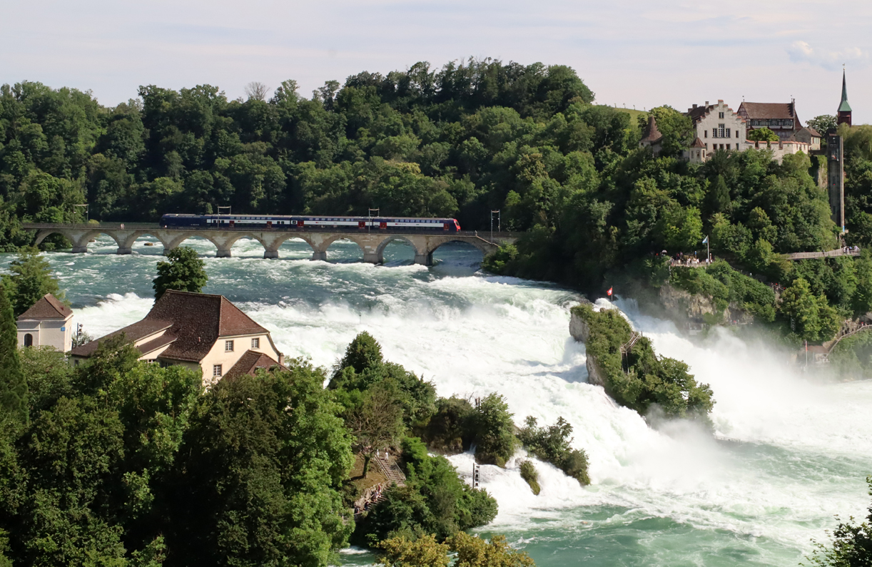 Doppelstöckige S-Bahn beim Rheinfall auf der Rheinbrücke zwischen den Bahnhöfen Neuhausen und Schloss Laufen am Rheinfall. Neuhausen, 18.6.2024
