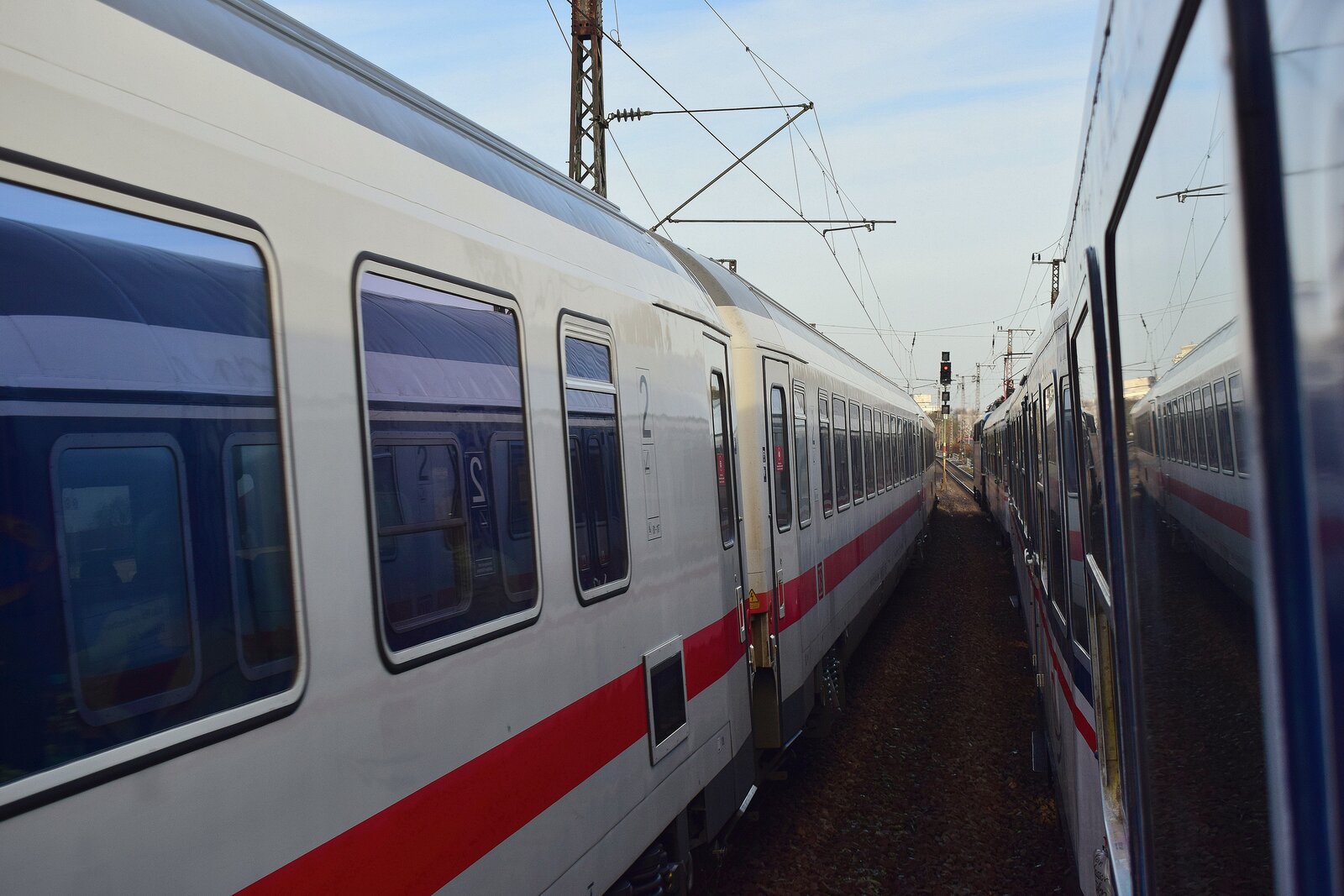 Doppelte Spiegelung. Während der IC vor der Einfahrt in Duisburg warten muss hat der RE1 Verstärker freie Einfahrt in den Duisburger Hbf.

Duisburg 26.11.2022