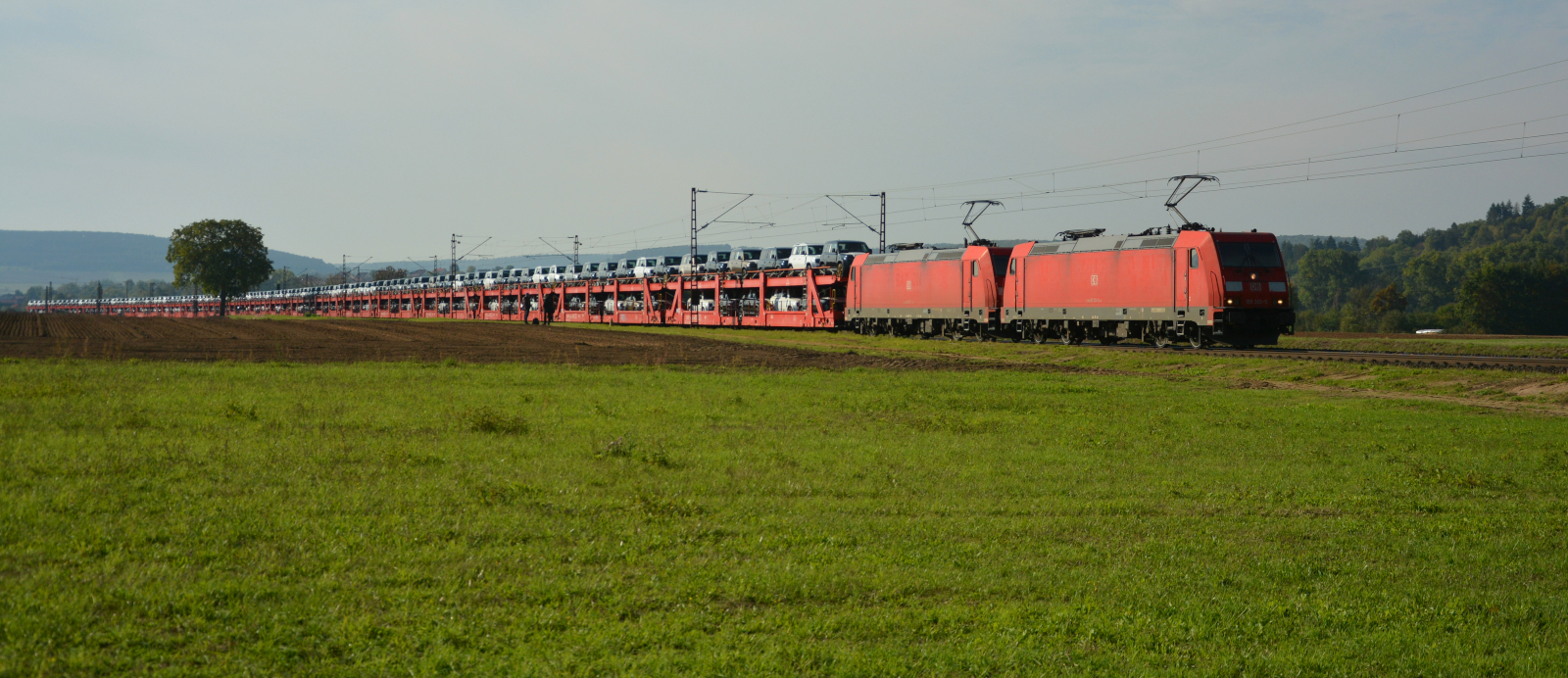 Doppeltraktion vor Doppeldecker: Zwei 185er mit Autotransportzug im Maintal bei Himmelstadt. 24.09.2022