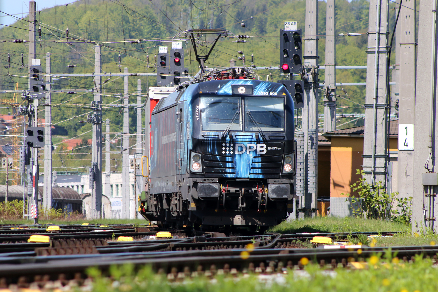 DPB 1293 905 // Salzburg-Gnigl Verschiebebahnhof // 23. April 2026.
Aufgenommen von der benachbarten S-Bahn-Station Salzburg-Sam.