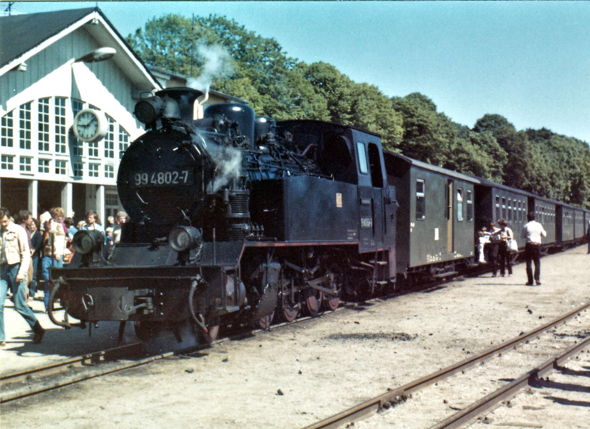 DR 99 4802-7 des Rasenden Roland in Bahnhof Binz LB im Sommer 1983