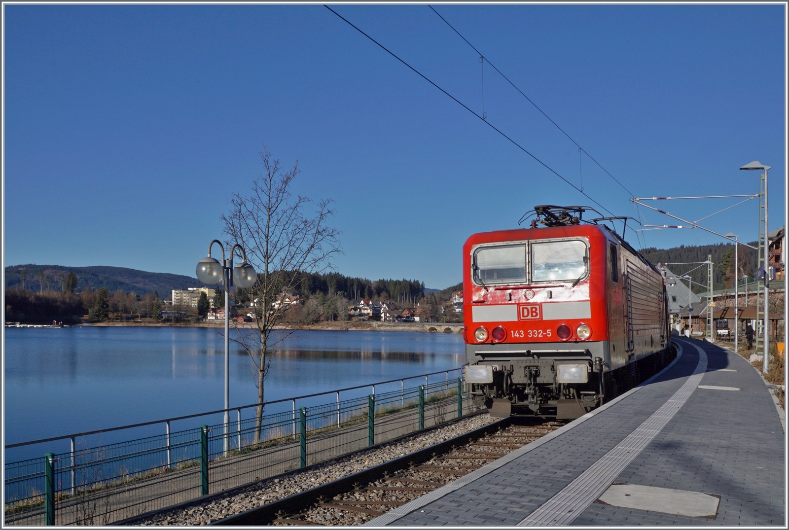 Drei-Seen-Bahn - 3 Bilder von praktisch derselben Stelle: Nachdem zwischenzeitlich die Mauer gefallen ist und die Strecke generalsaniert wurde, verlässt die DB 143 334-5 mit ihrem Doppelstockzug Schluchsee in Richtung Seebrugg. Im linken Bildteil gleitet der Blick über den Schluchsee.

29. November 2016