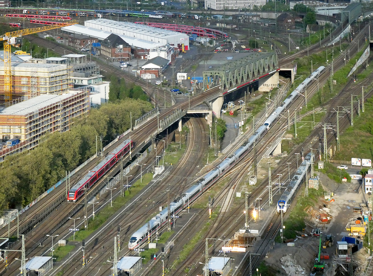 Drei verschiedene Züge bzw Bahnunternehmen beim Bahnhof Köln Messe/Deutz. Das Foto wurde von der Aussichtsplattform 'Triangle' aufgenommen. Köln, 18.4.2024