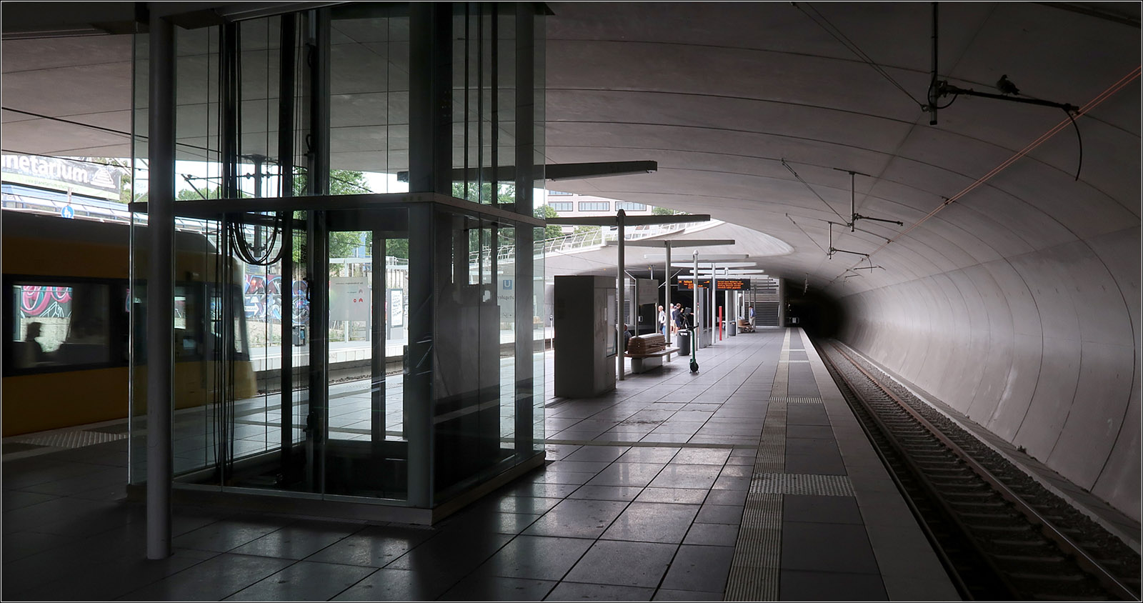 Dreigleisig - 

... wie auch die alte Station Staatsgalerie wird auch bald der Ersatzneubau sein. Im Dezember 2023 soll die Lücke zwischen Hauptbahnhof (Arnulf-Klett-Platz) wieder geschlossen sein und die Stadtbahnlinien können in der Innenstadt wieder auf ihre gewohnten Streckenführungen zurückkehren.
Das aus Richtung Hauptbahnhof kommende Gleis hat in der Station sein eigenes Bahnsteiggleis, so können gleichzeitig Züge vom Hbf und vom Charlottenplatz her kommend in die Haltestelle einfahren.

21.07.2023 (M)