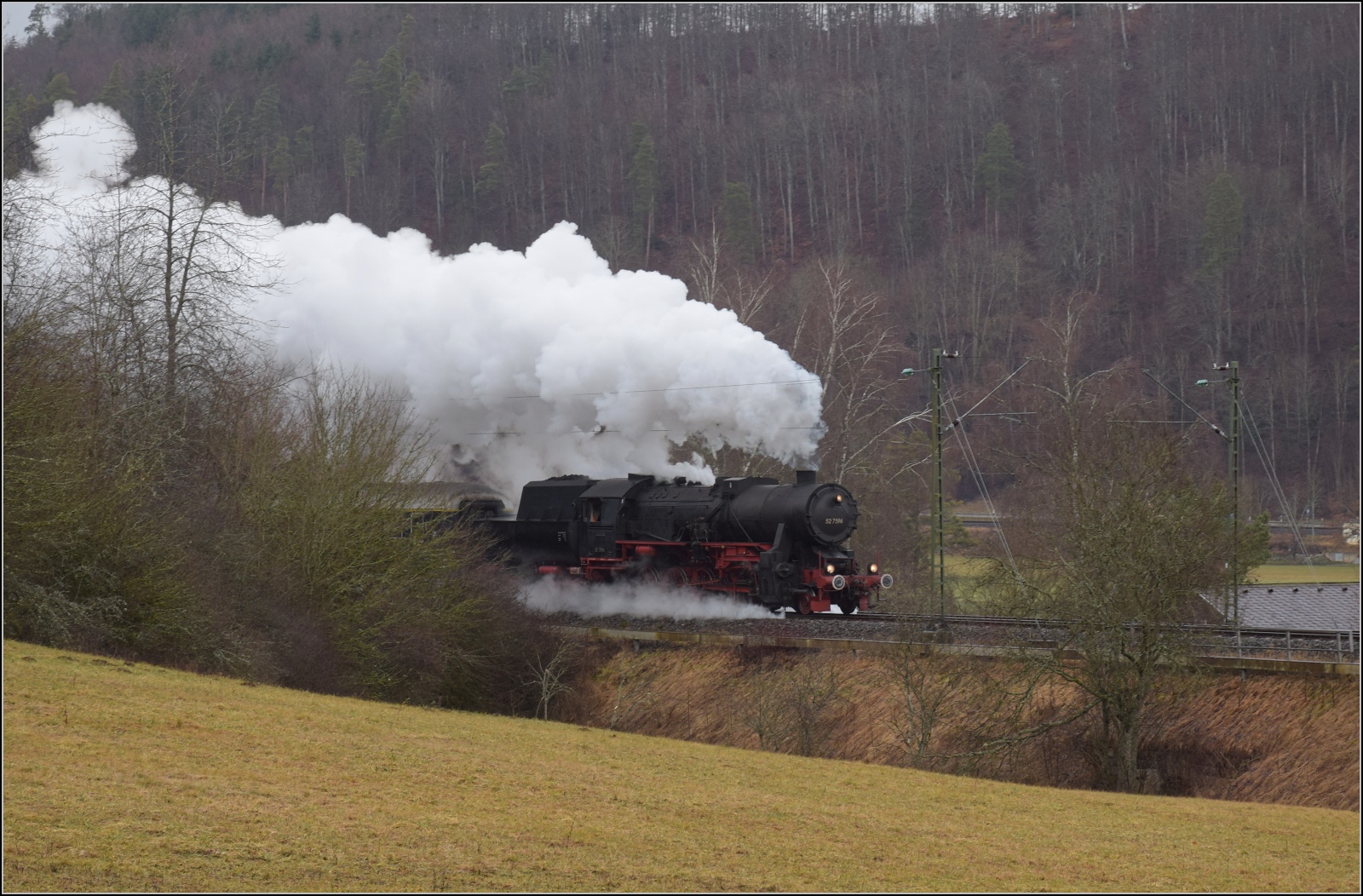 Dreikönigsfahrten 2024.

52 7596 beim Anstieg zur europäischen Wasserscheide. Immendingen, Januar 2024.