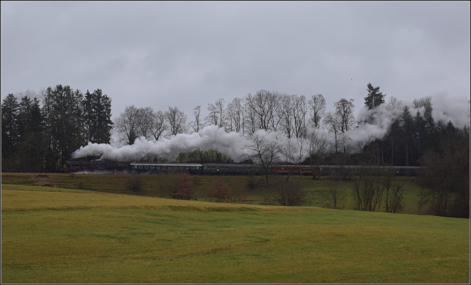 Dreikönigsfahrten 2024.

52 7596 noch am Aufstieg vor der europäischen Wasserscheide, noch in der Nähe des Dörfchens Schwackenreute. Januar 2024.