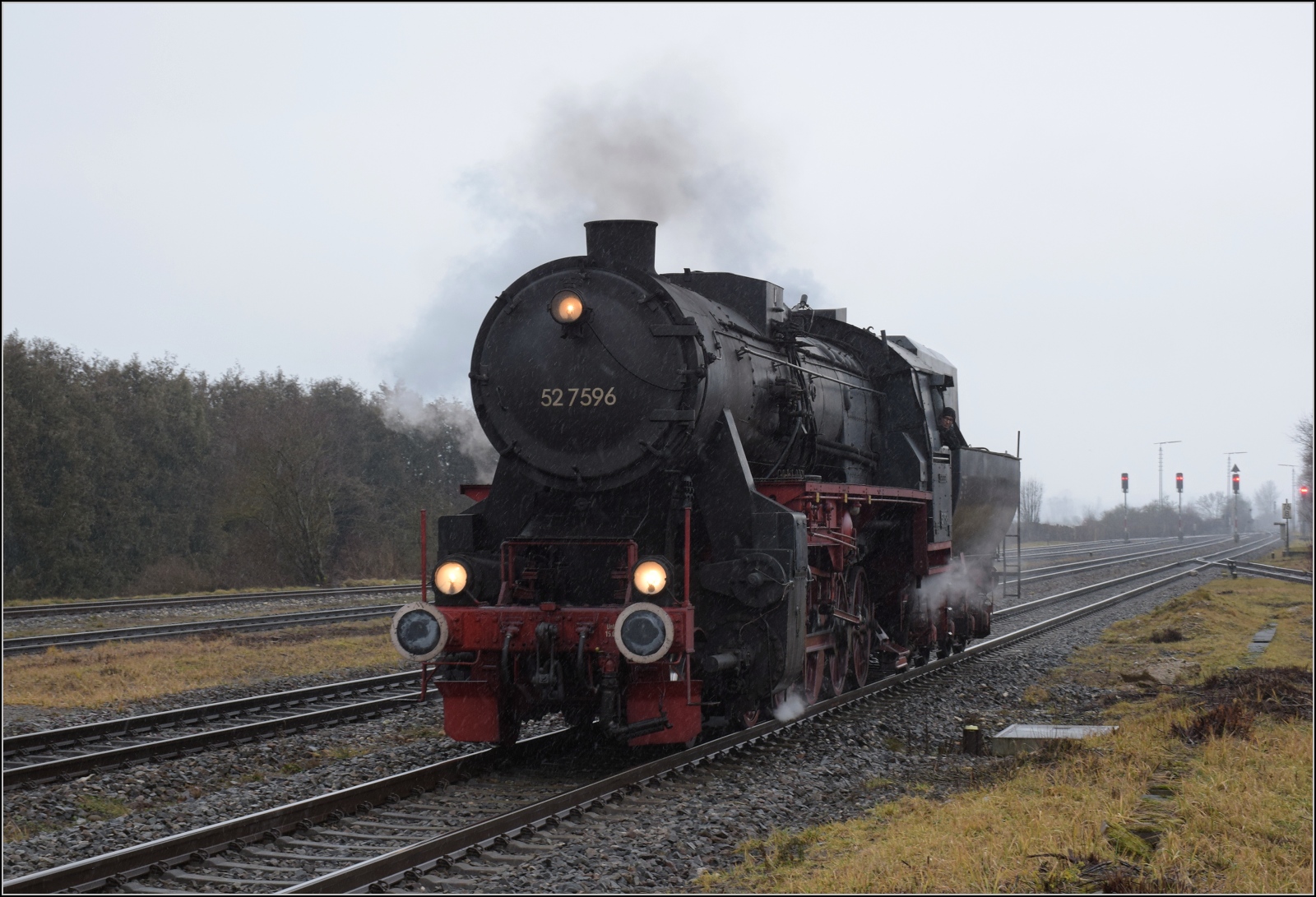 Dreikönigsfahrten 2024.

Einen Zuschlag für die Reisenden gab es mit einer Fluchtfahrt nach Herbertingen. 52 7596 umfährt vielbeachtet ihren Zug. Dort ging die Fahrt mit Kessel voraus zu Ende. Januar 2024.